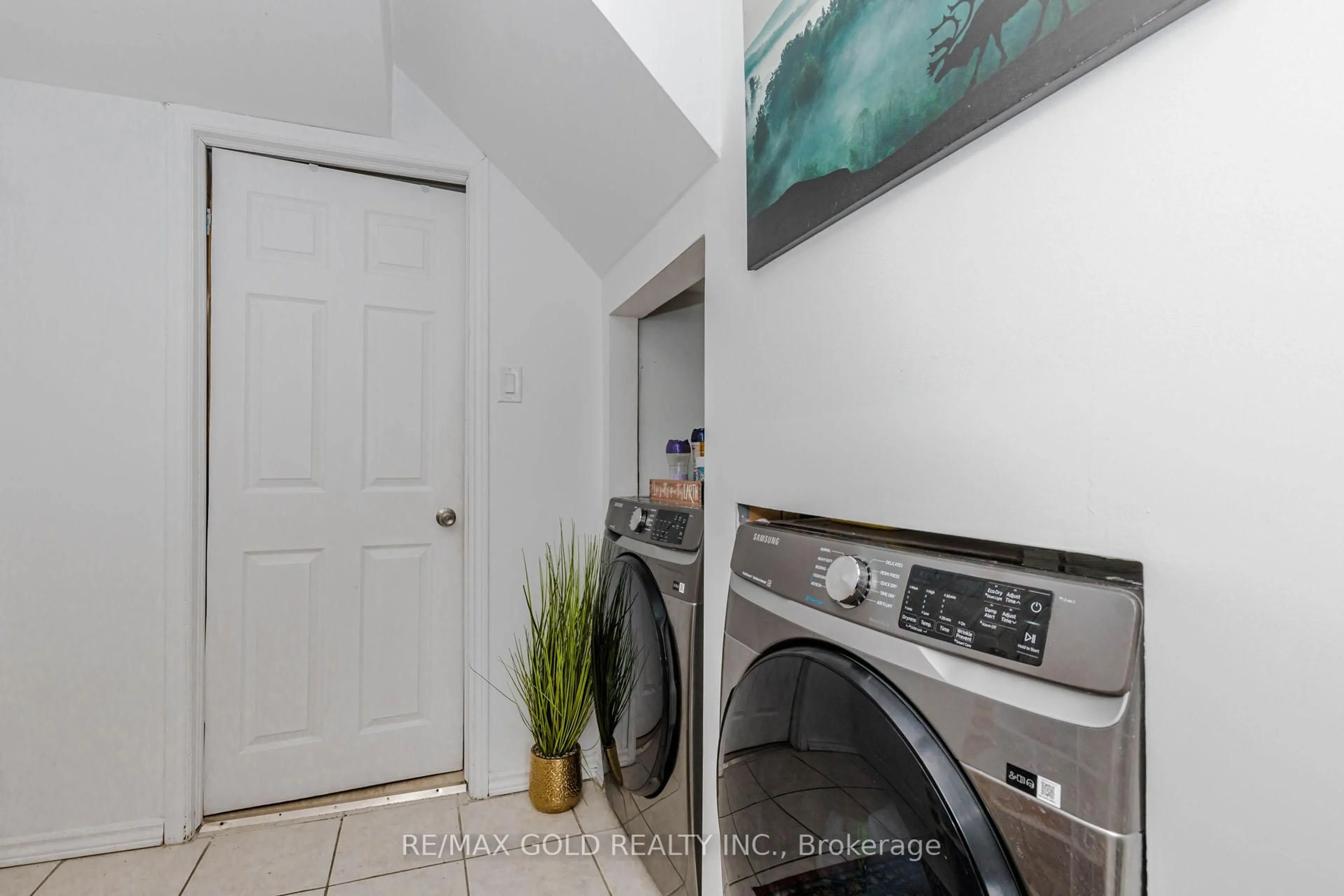 Laundry room for 27 Fanshawe Dr, Brampton Ontario L6Z 1A7