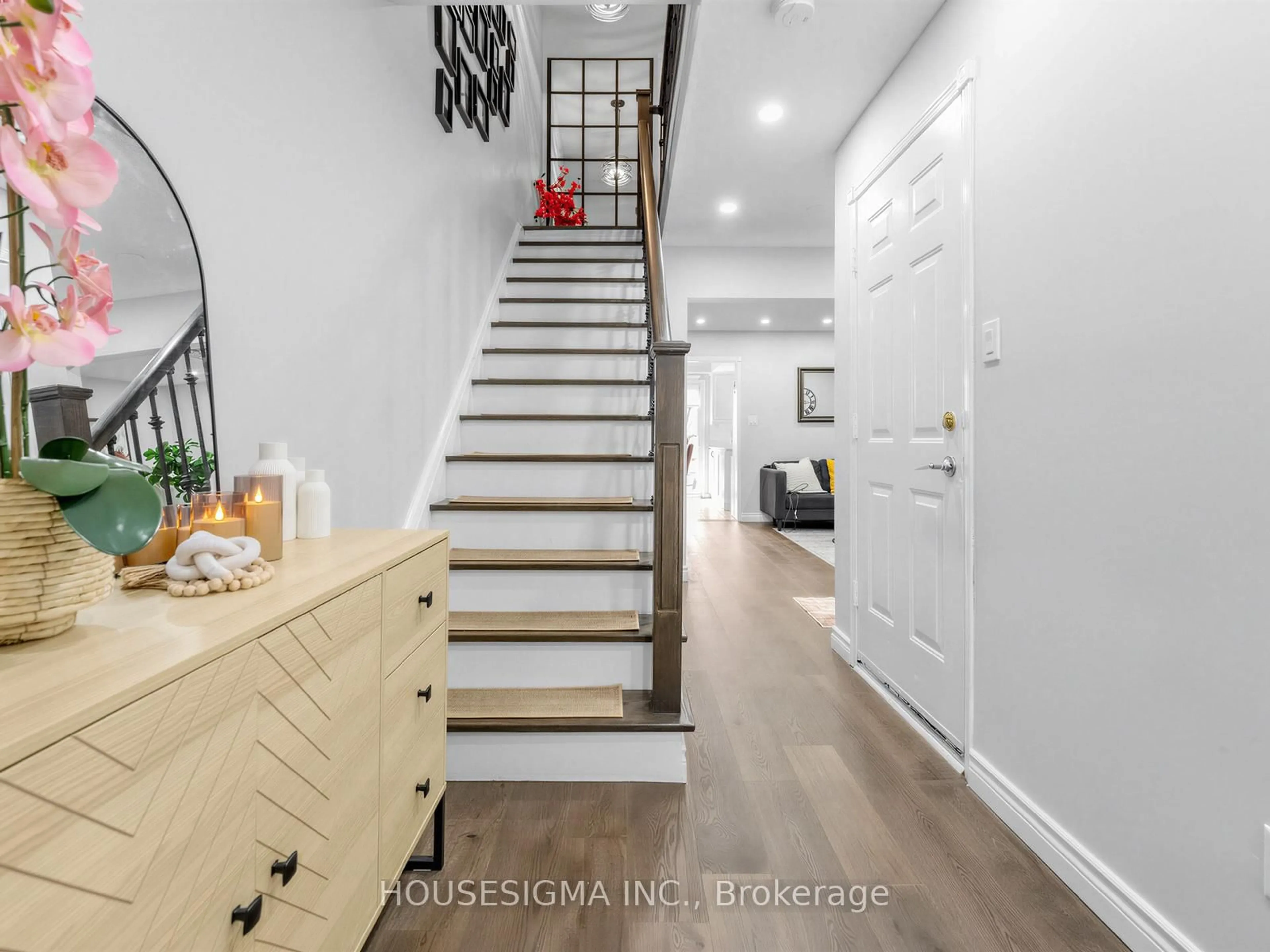 Indoor entryway for 455 Apache Crt #94, Mississauga Ontario L4Z 3W8