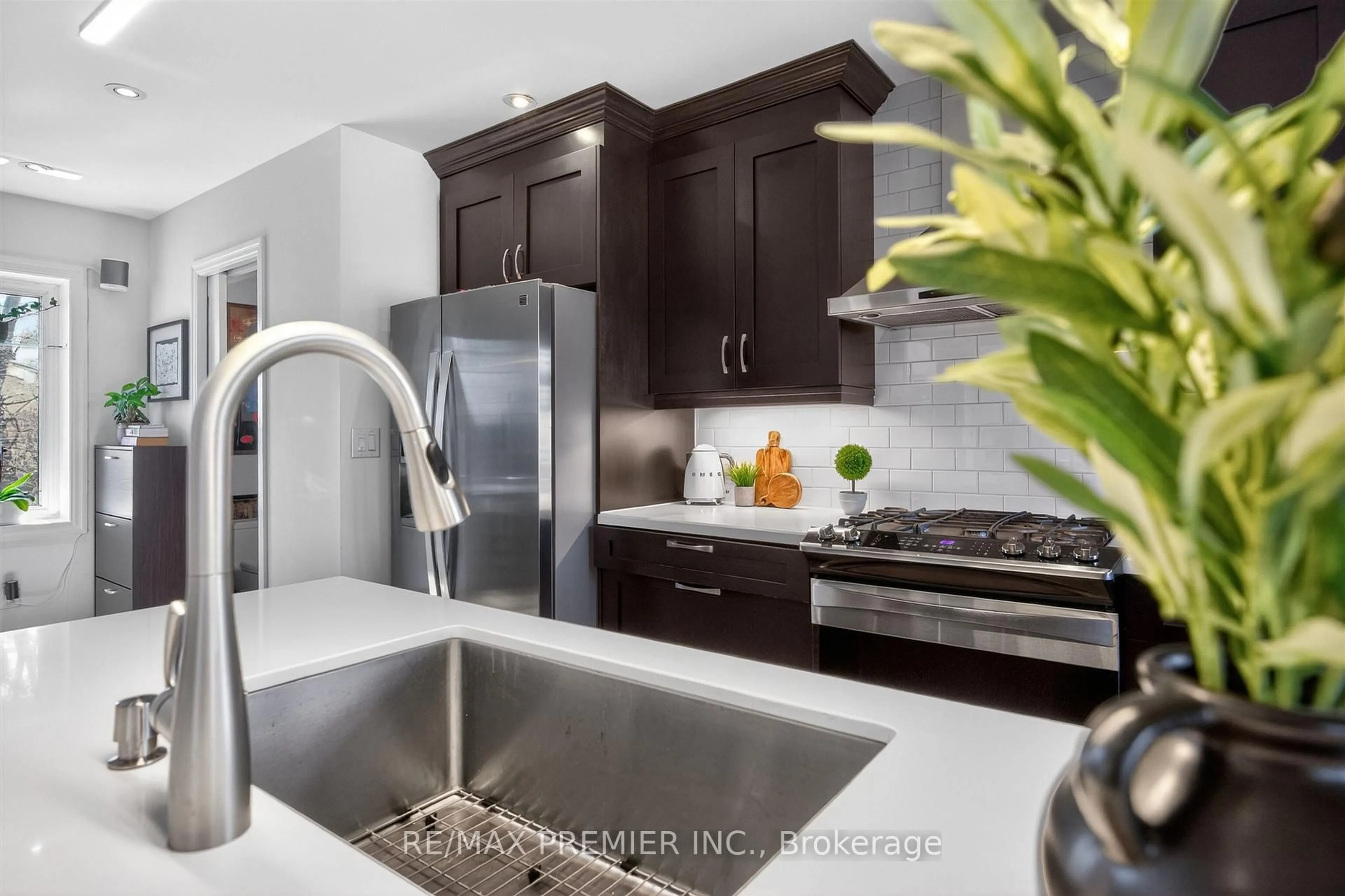 Contemporary kitchen, ceramic/tile floor for 19 Park Lane, Toronto Ontario M8Y 1R7