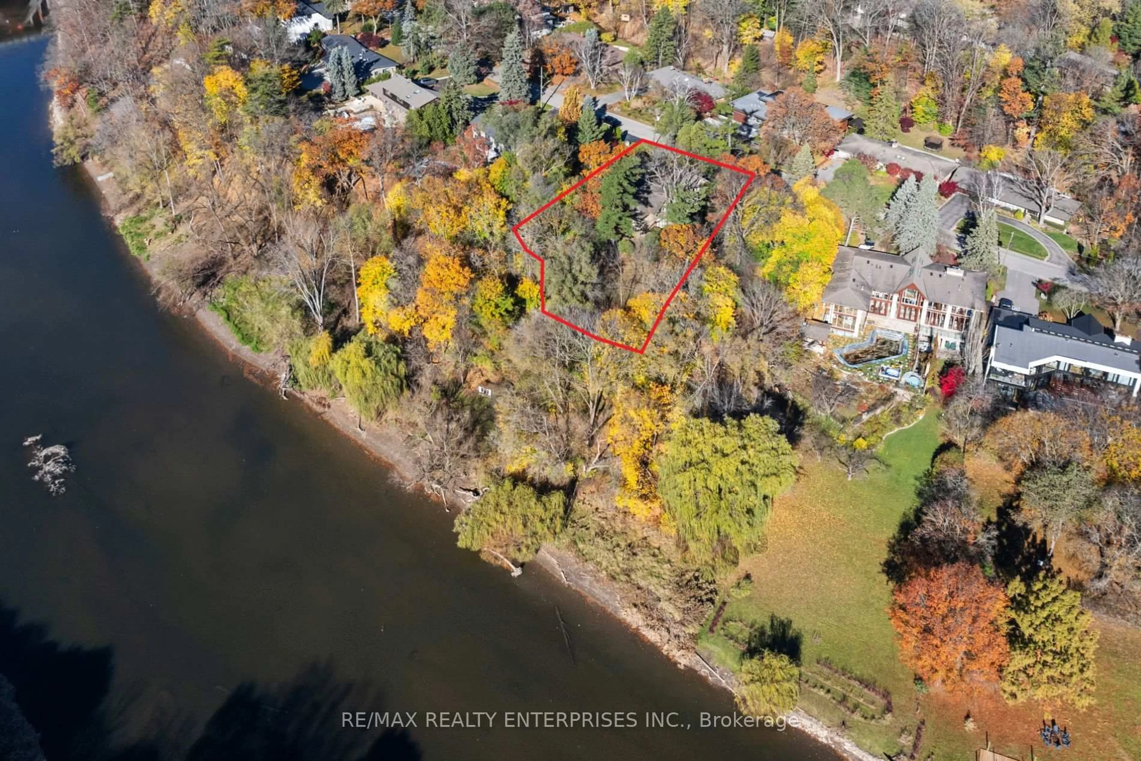 A pic from outside/outdoor area/front of a property/back of a property/a pic from drone, water/lake/river/ocean view for 1520 Pinetree Cres, Mississauga Ontario L5G 2S8
