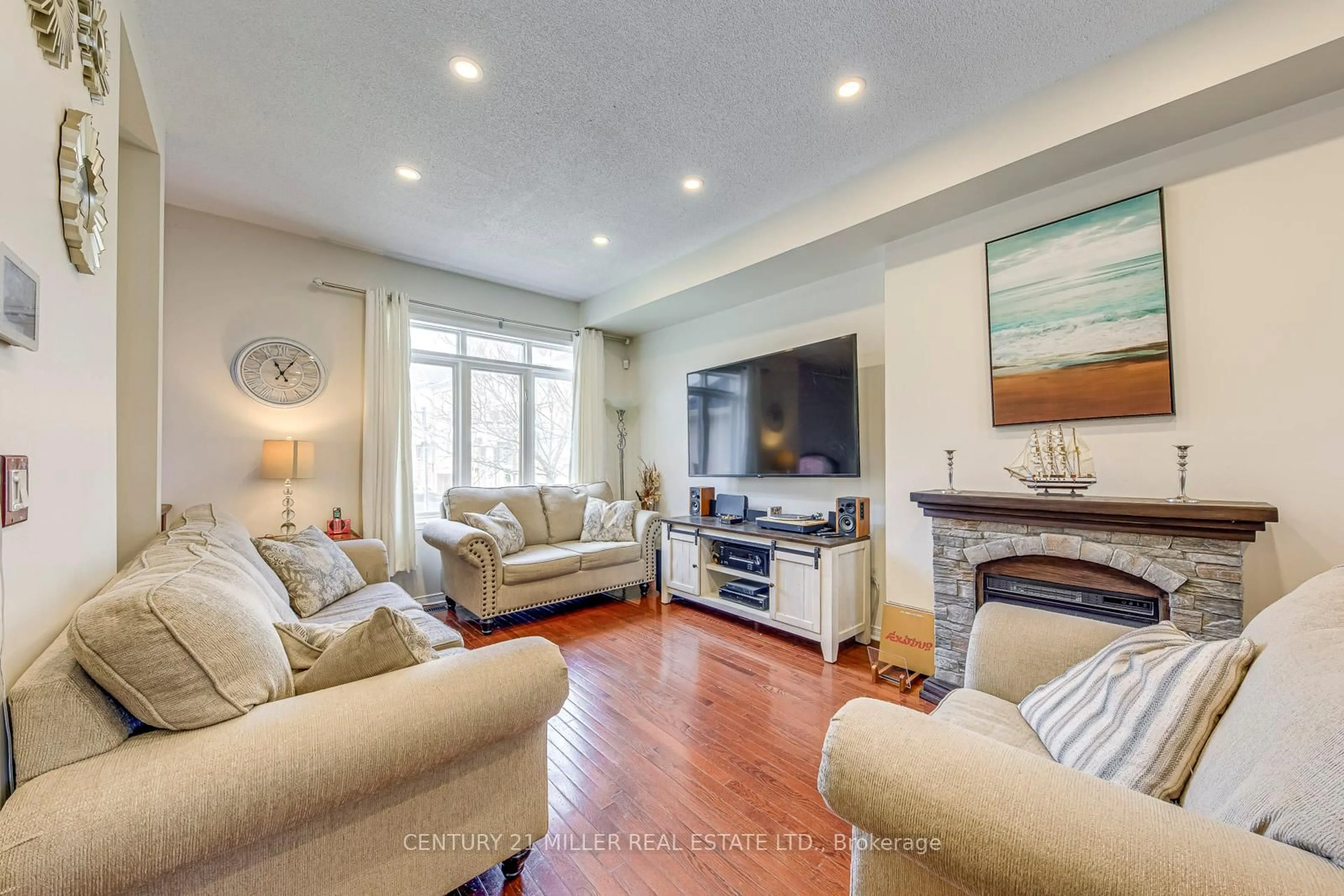 Living room with furniture, unknown for 3117 Joel Kerbel Pl, Mississauga Ontario L4Y 0B1