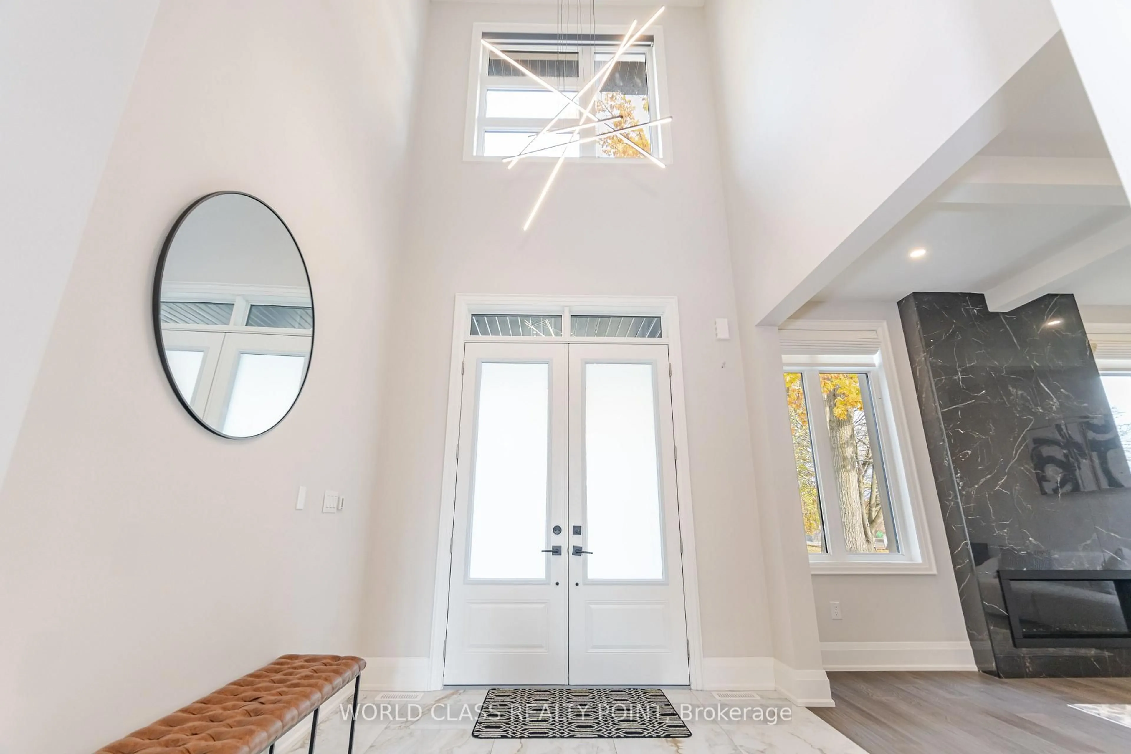 Indoor entryway for 560 Woodview Rd, Burlington Ontario L7N 3A1