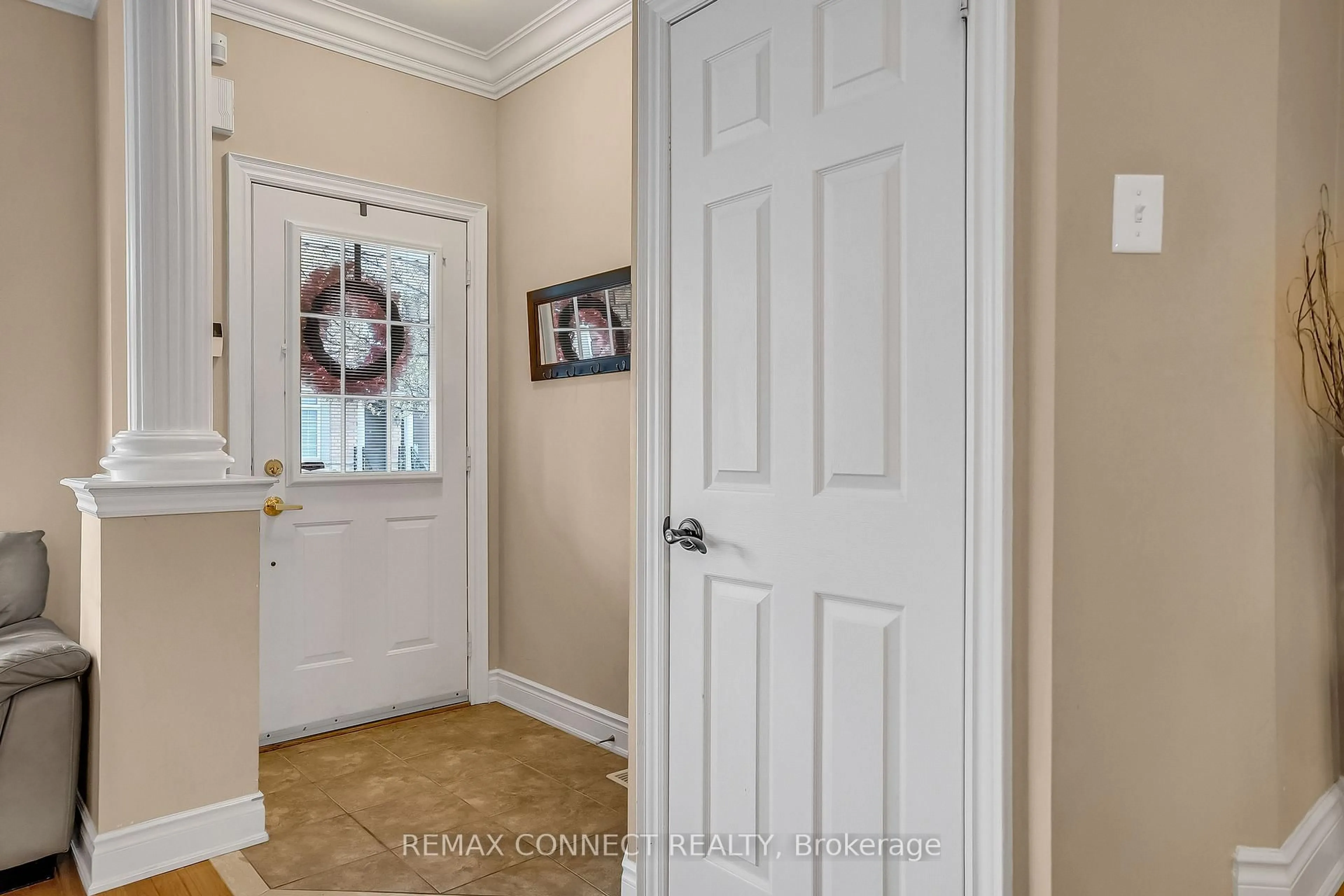 Indoor entryway for 5 Terceira Circ, Toronto Ontario M6N 5J3
