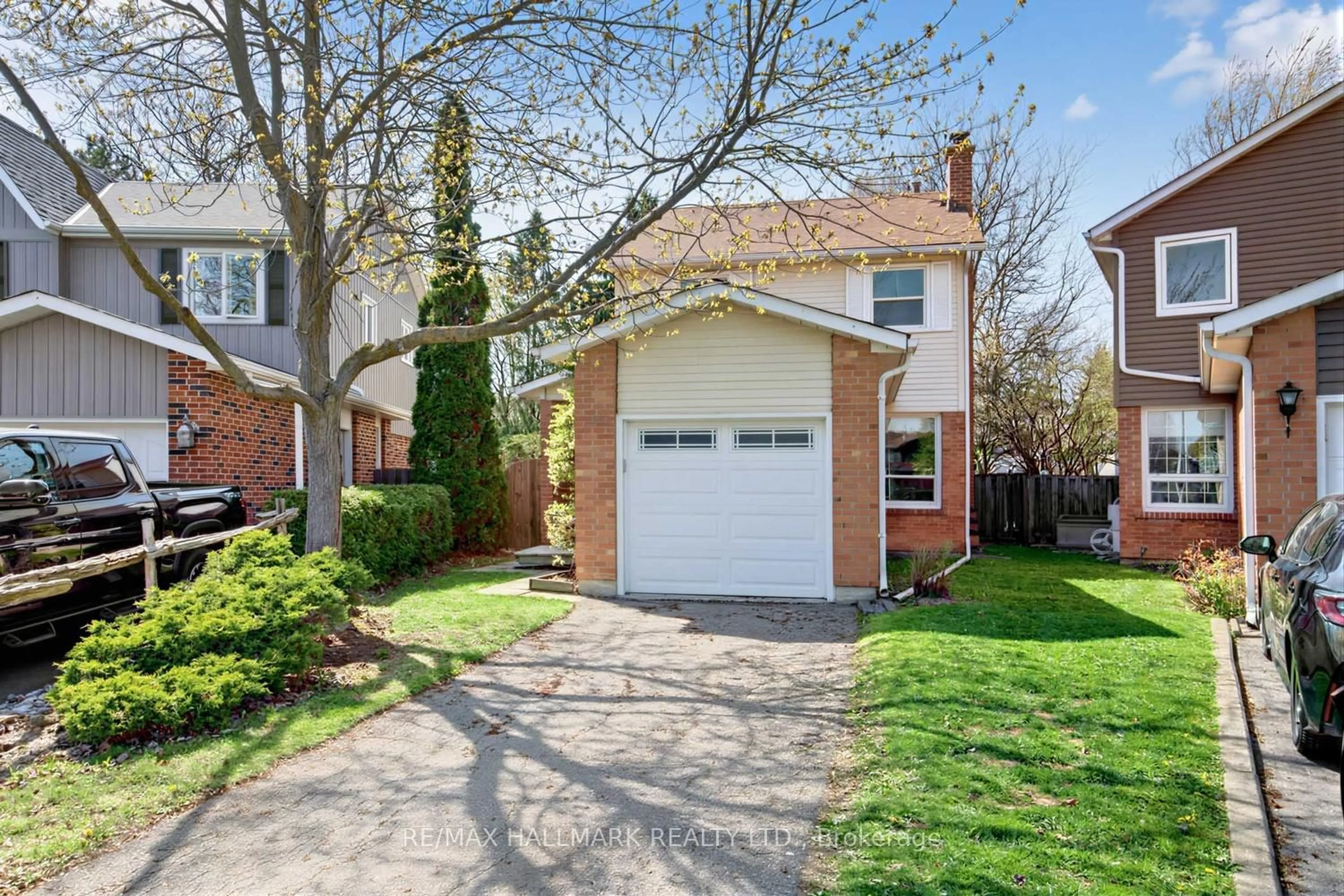 Home with brick exterior material, street for 16 Shelbourne Crt, Brampton Ontario L6Z 1C2