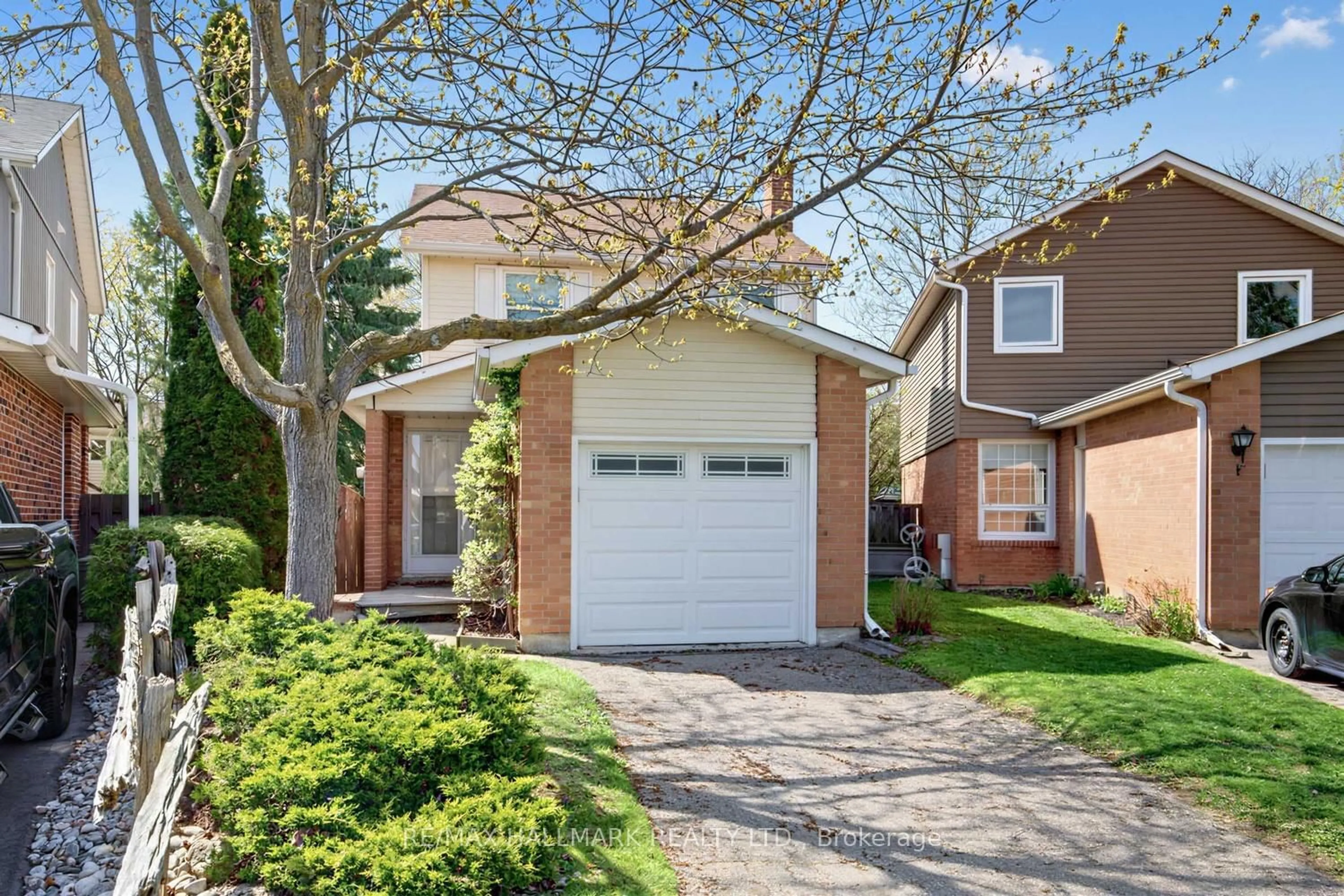 Home with brick exterior material, street for 16 Shelbourne Crt, Brampton Ontario L6Z 1C2