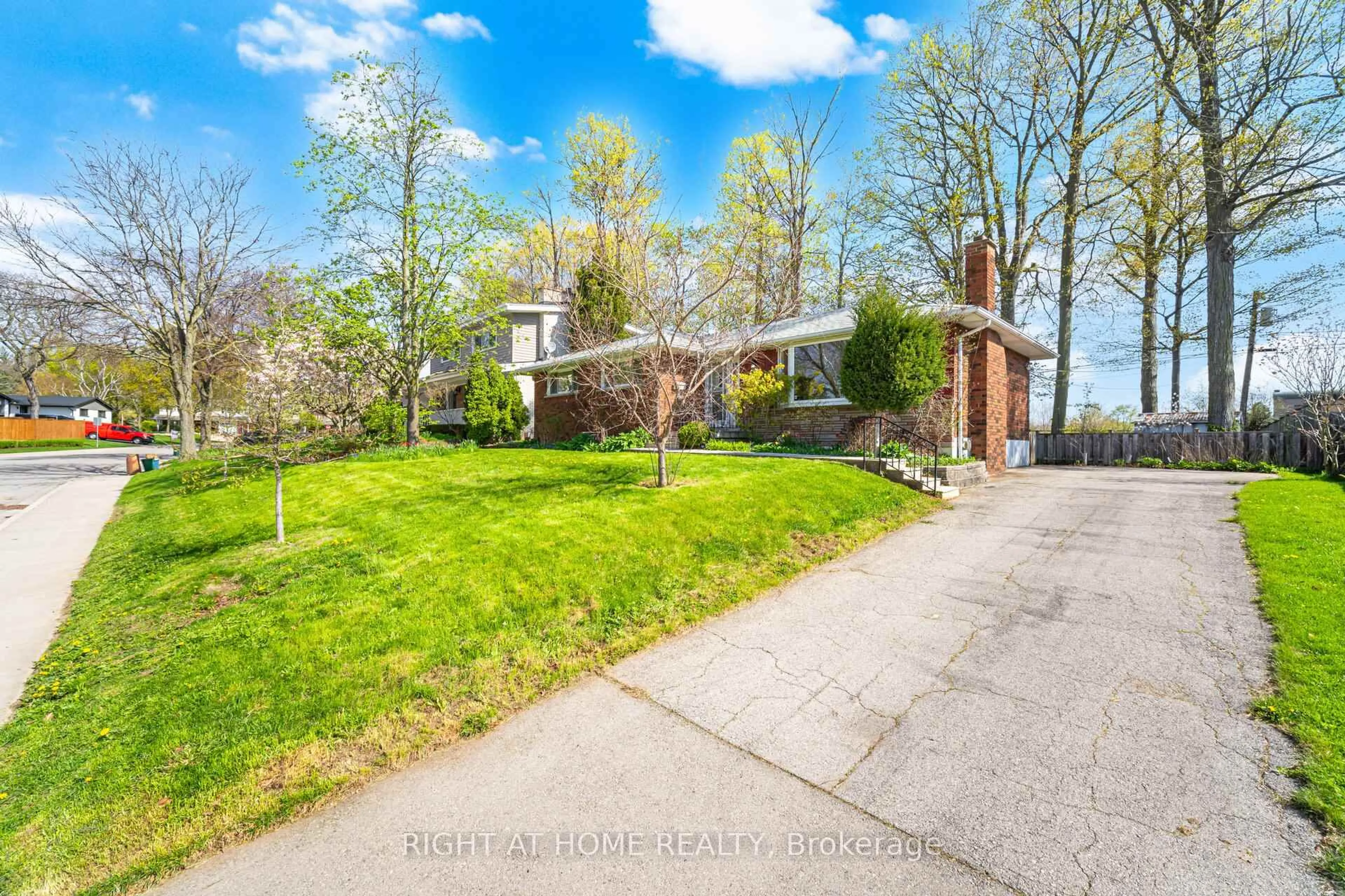 A pic from outside/outdoor area/front of a property/back of a property/a pic from drone, street for 1461 Moss Glen Rd, Burlington Ontario L7P 2C2