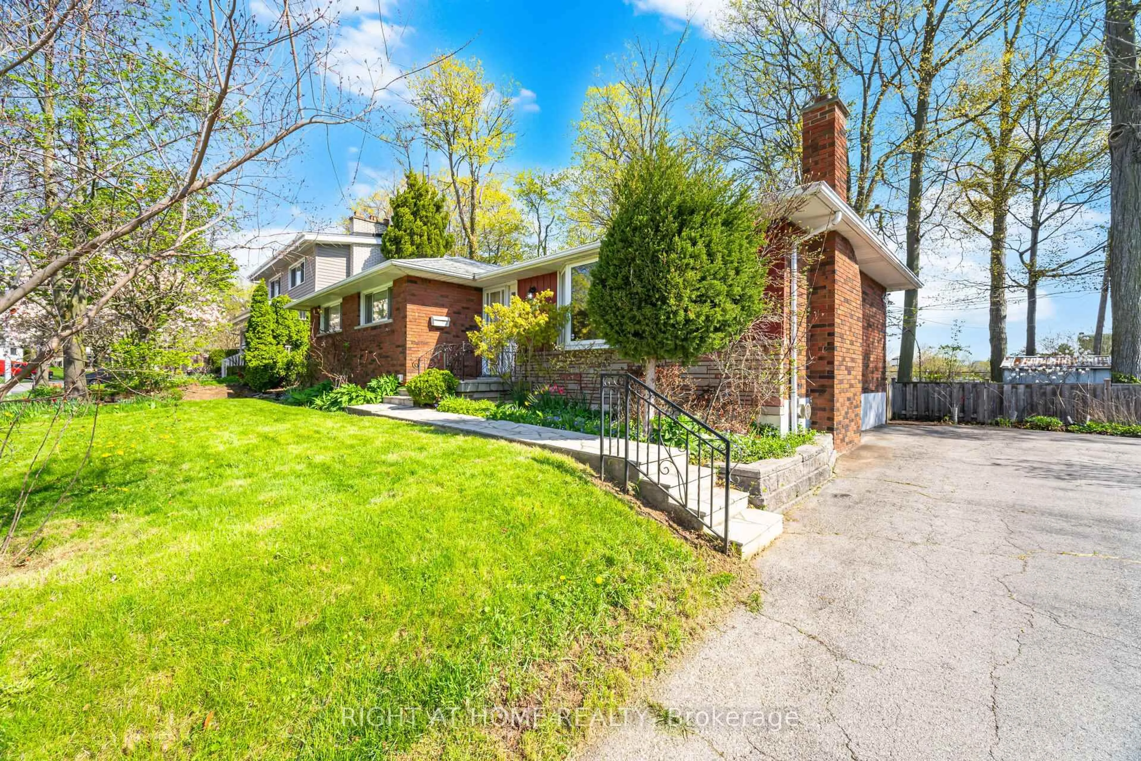 Home with brick exterior material, street for 1461 Moss Glen Rd, Burlington Ontario L7P 2C2