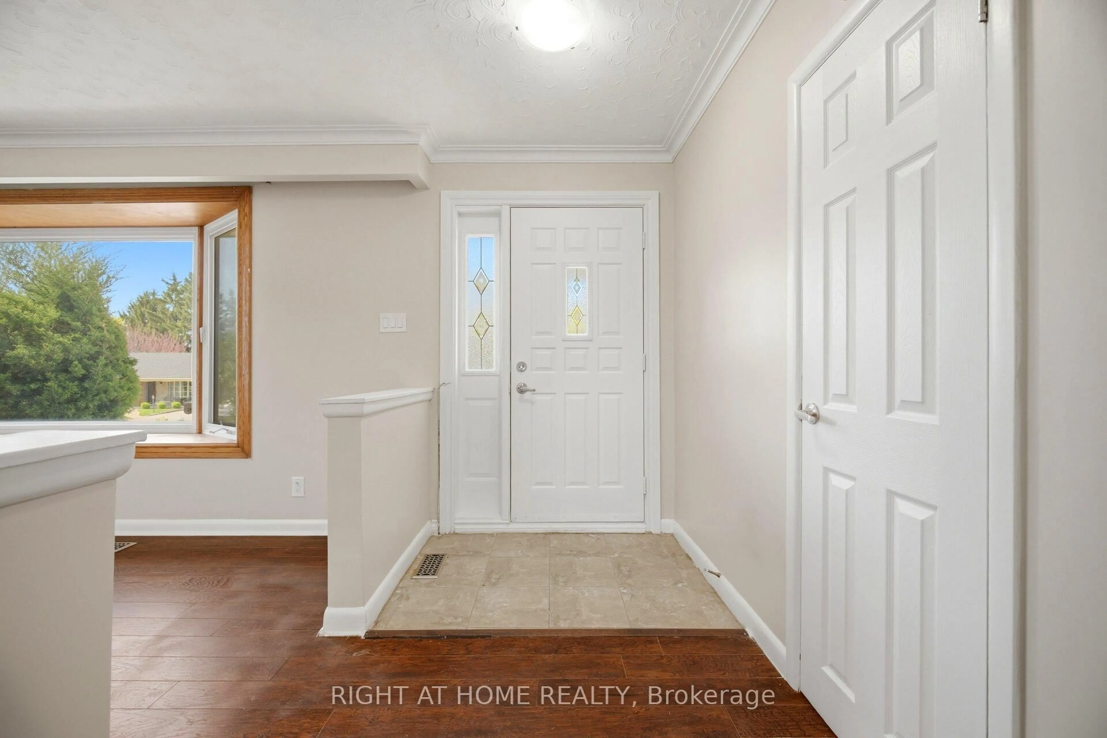 Indoor entryway for 1461 Moss Glen Rd, Burlington Ontario L7P 2C2
