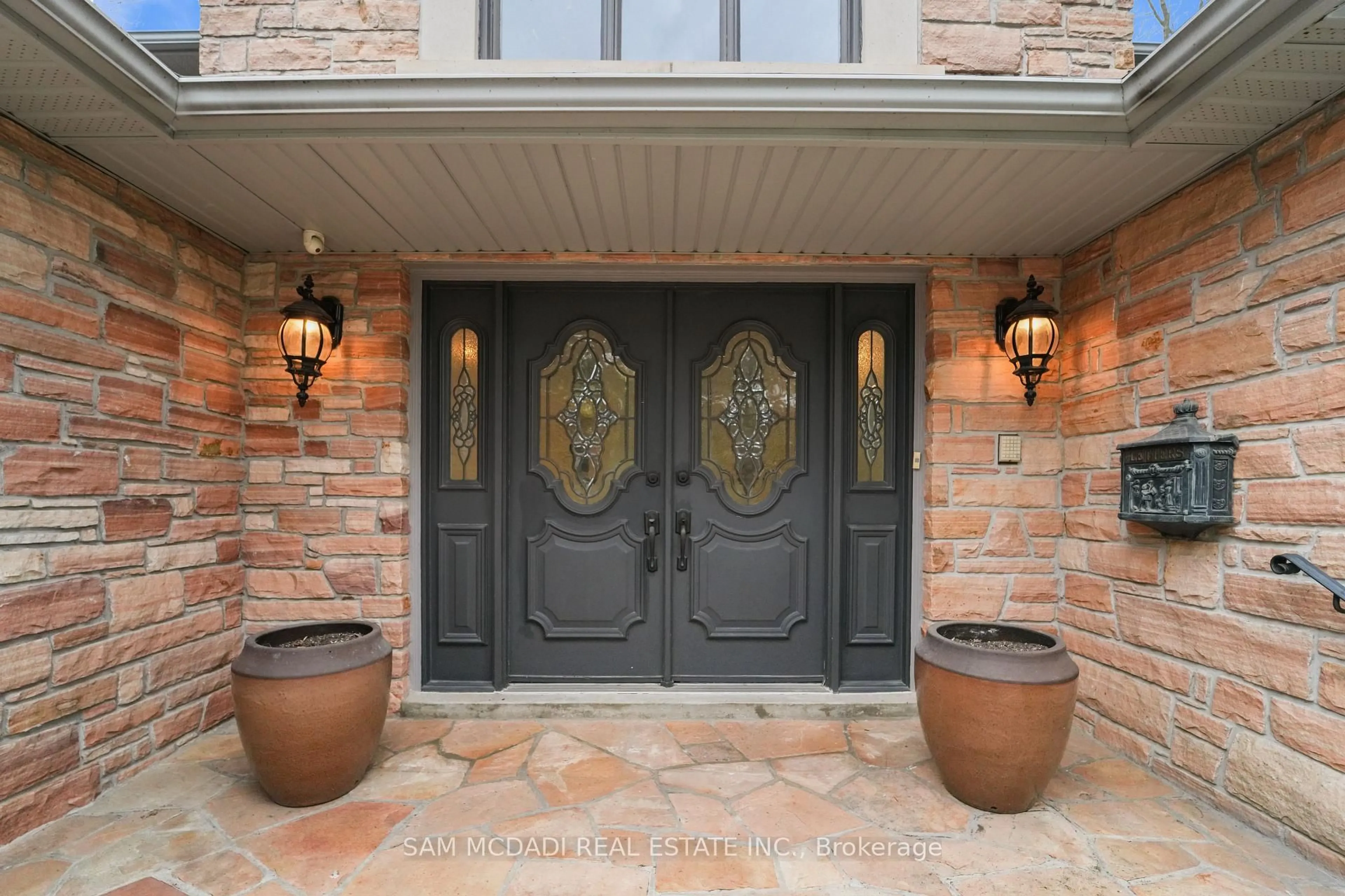 Indoor entryway for 495 Meadow Wood Rd, Mississauga Ontario L5J 2S4
