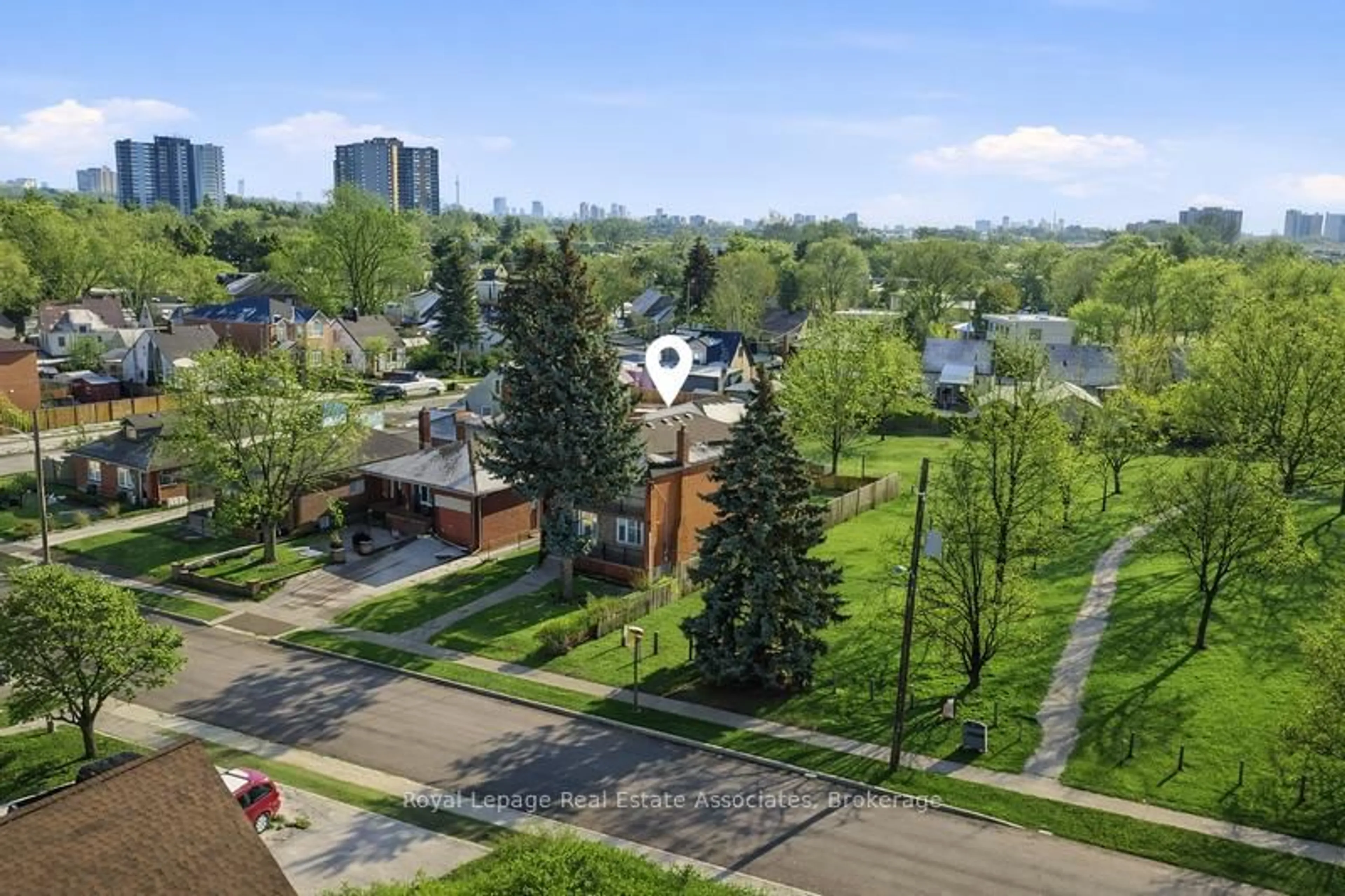A pic from outside/outdoor area/front of a property/back of a property/a pic from drone, unknown for 117 Harding Ave, Toronto Ontario M6M 3A4