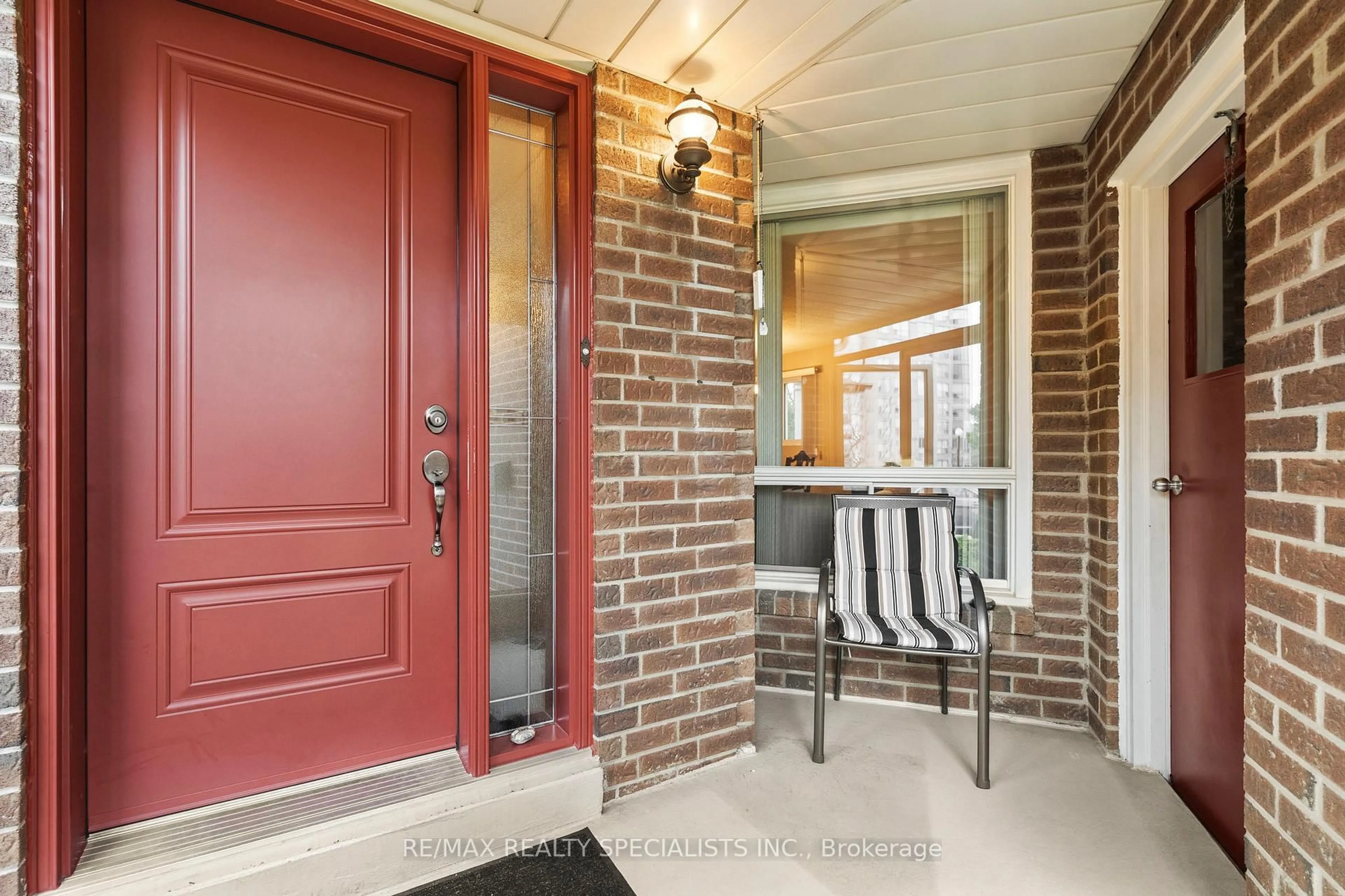 Indoor entryway for 1509 Grazia Crt, Mississauga Ontario L4W 4B4