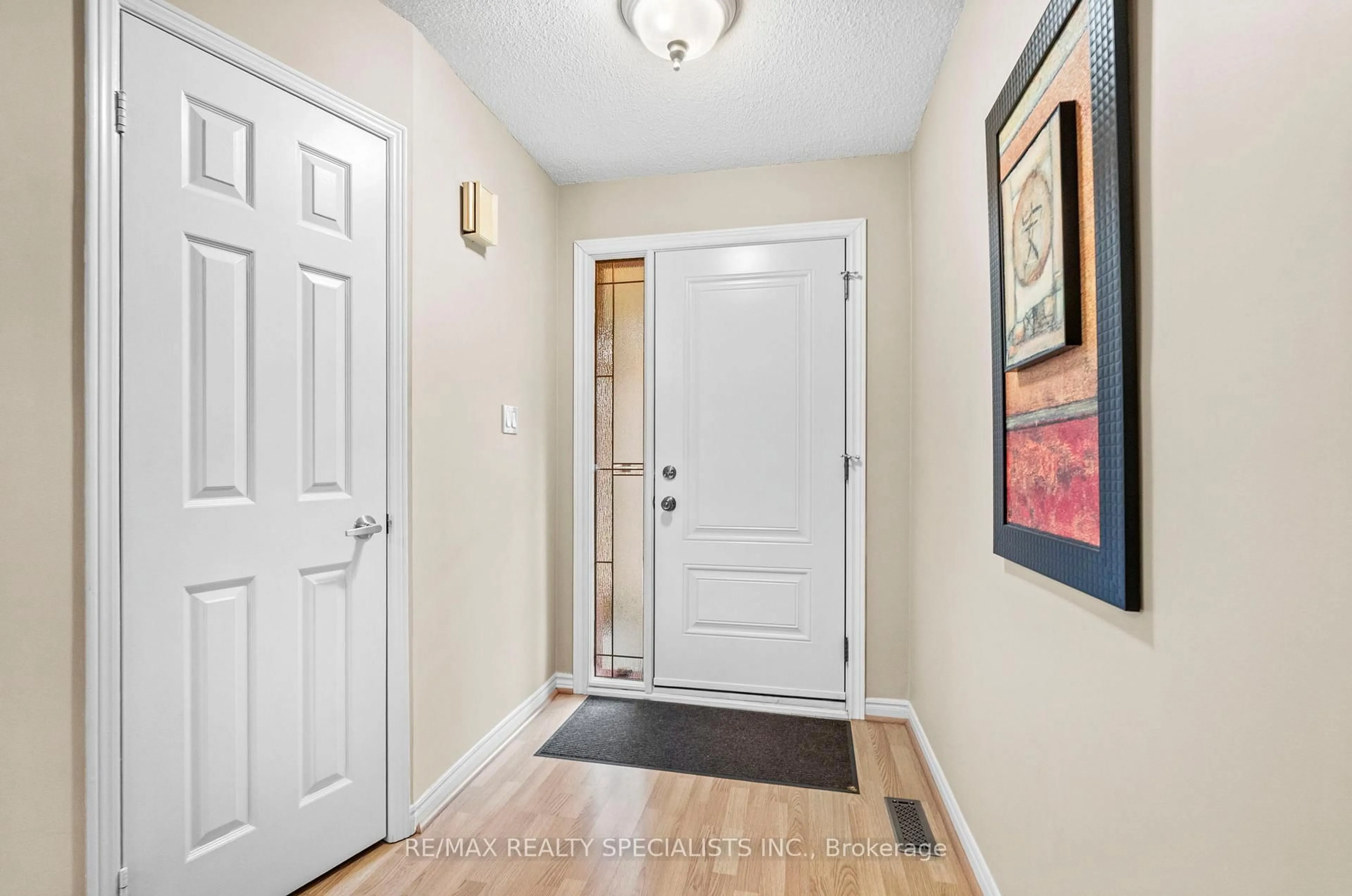 Indoor entryway for 1509 Grazia Crt, Mississauga Ontario L4W 4B4