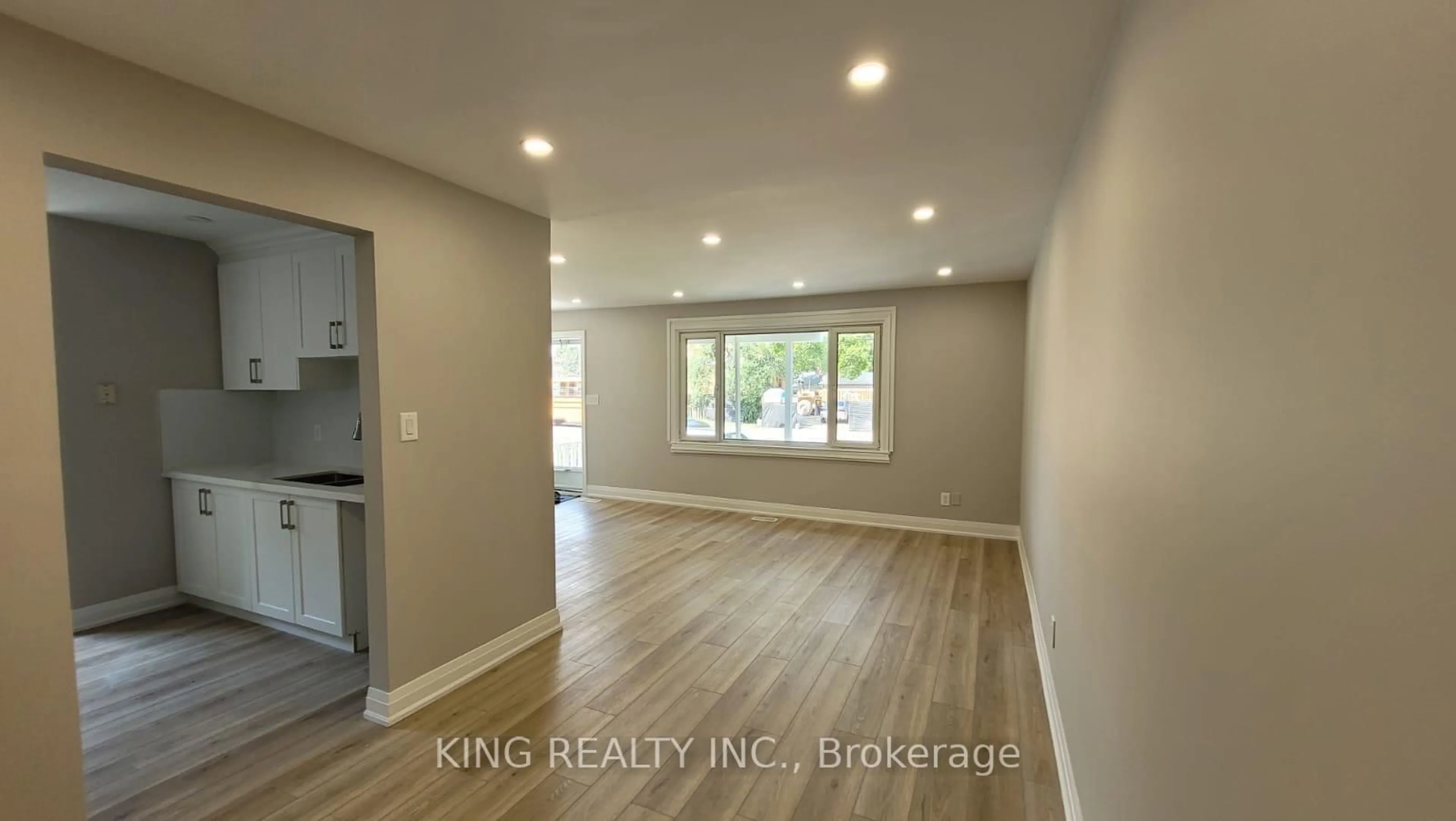 Indoor entryway for 71 Mcmurchy Ave, Brampton Ontario L6Y 1Y7