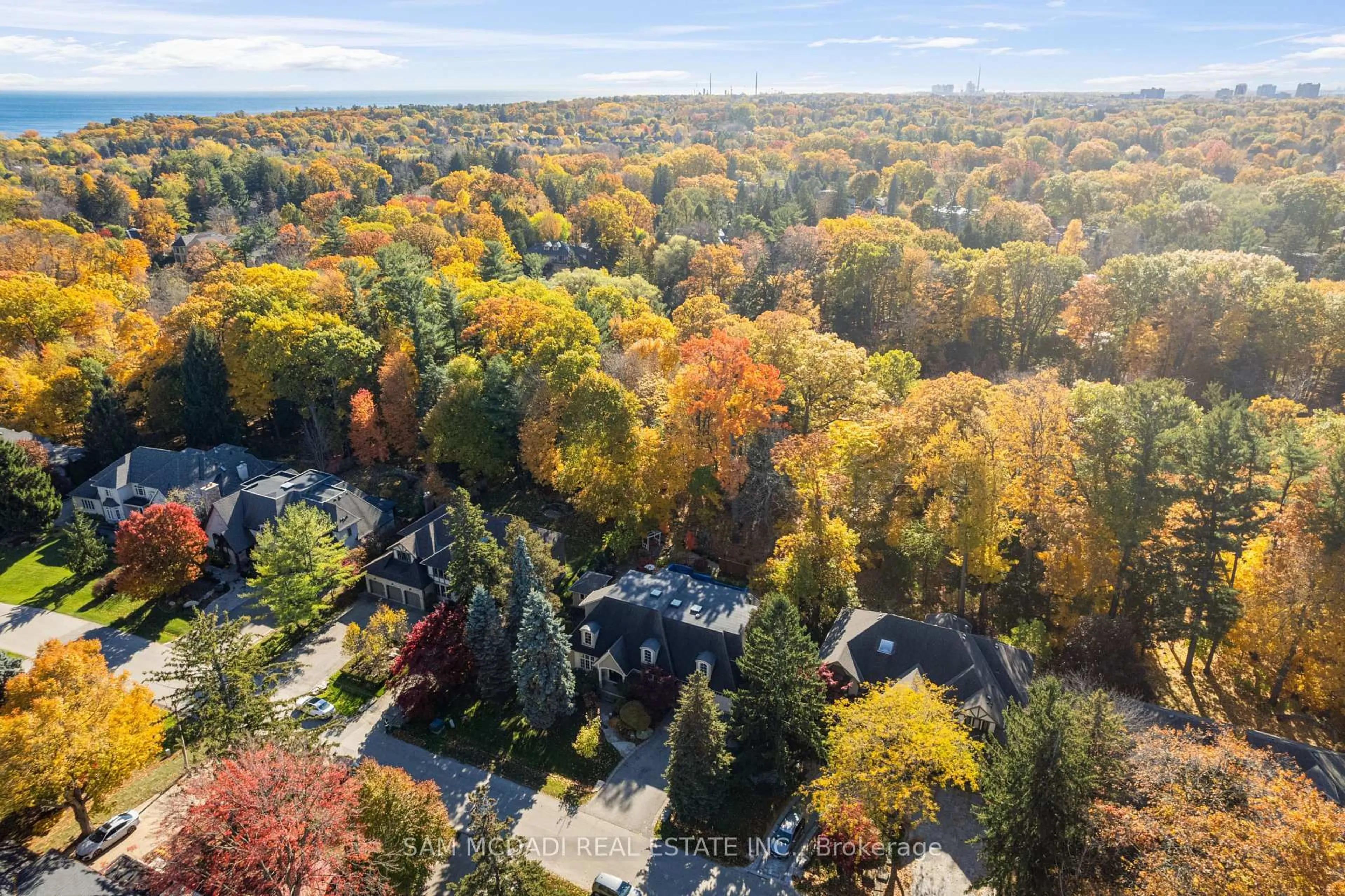 A pic from outside/outdoor area/front of a property/back of a property/a pic from drone, forest/trees view for 1286 Woodeden Dr, Mississauga Ontario L5H 2T6