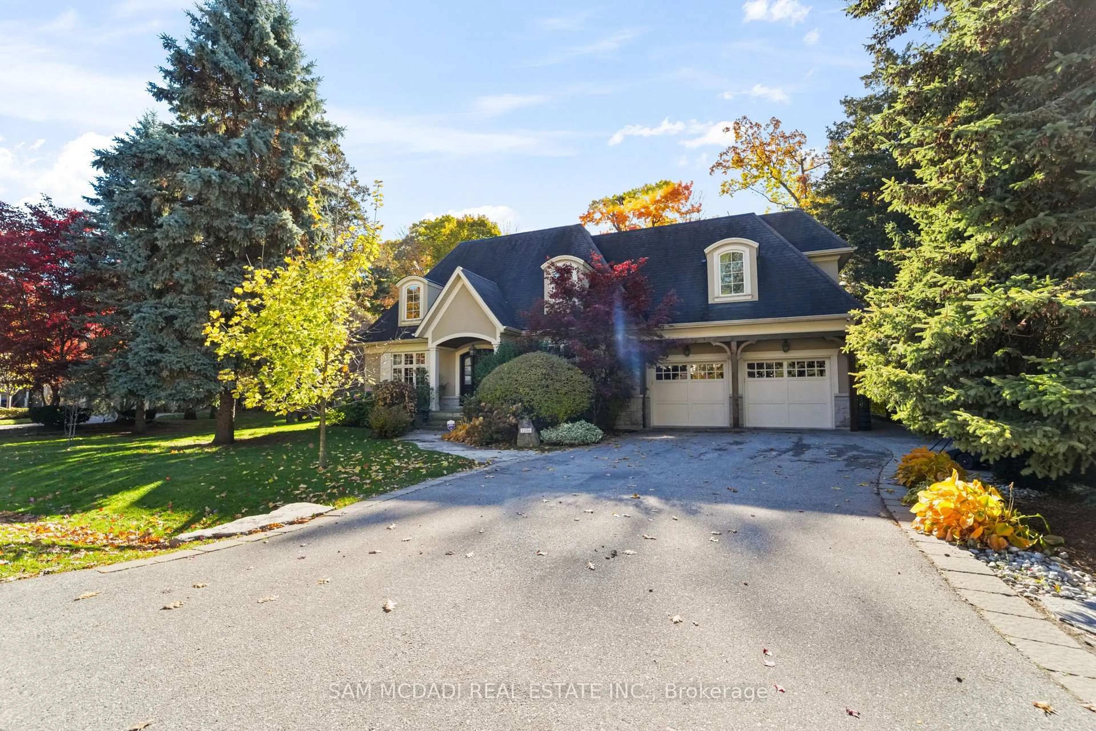 A pic from outside/outdoor area/front of a property/back of a property/a pic from drone, street for 1286 Woodeden Dr, Mississauga Ontario L5H 2T6