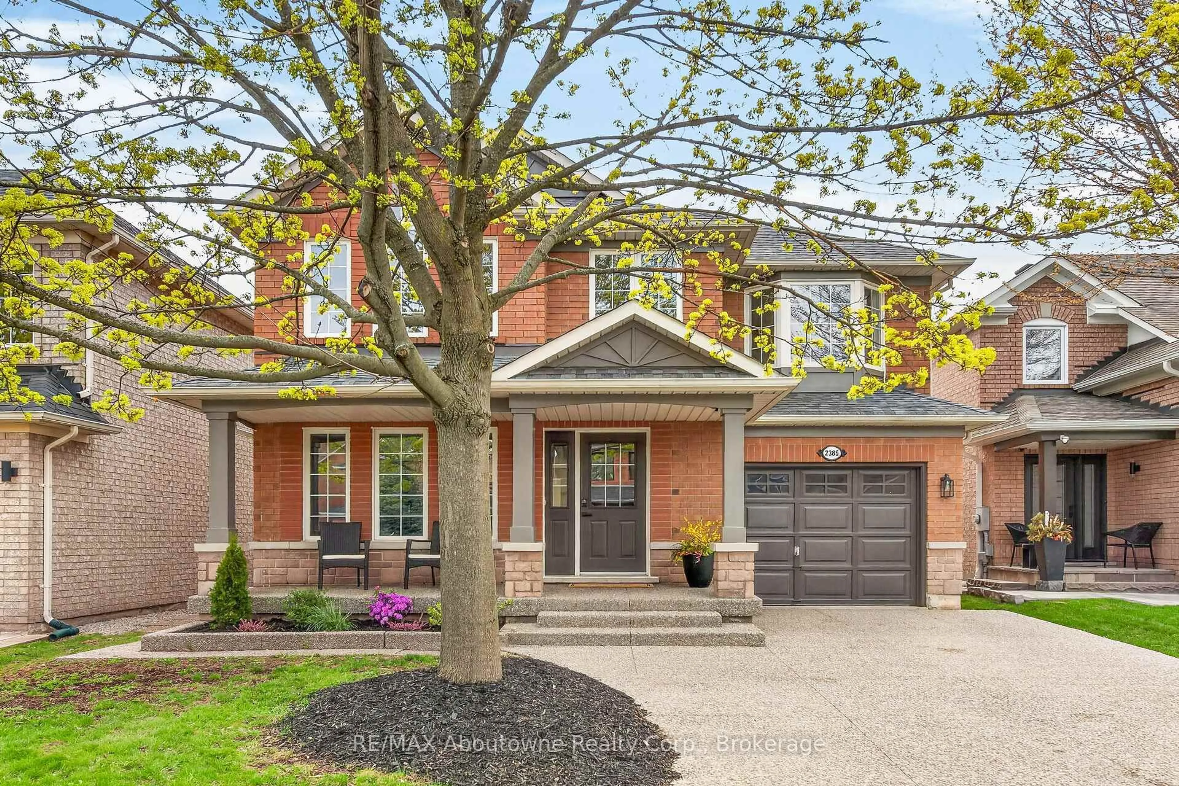 Home with brick exterior material, street for 2385 Guildstone Cres, Oakville Ontario L6M 3Y8