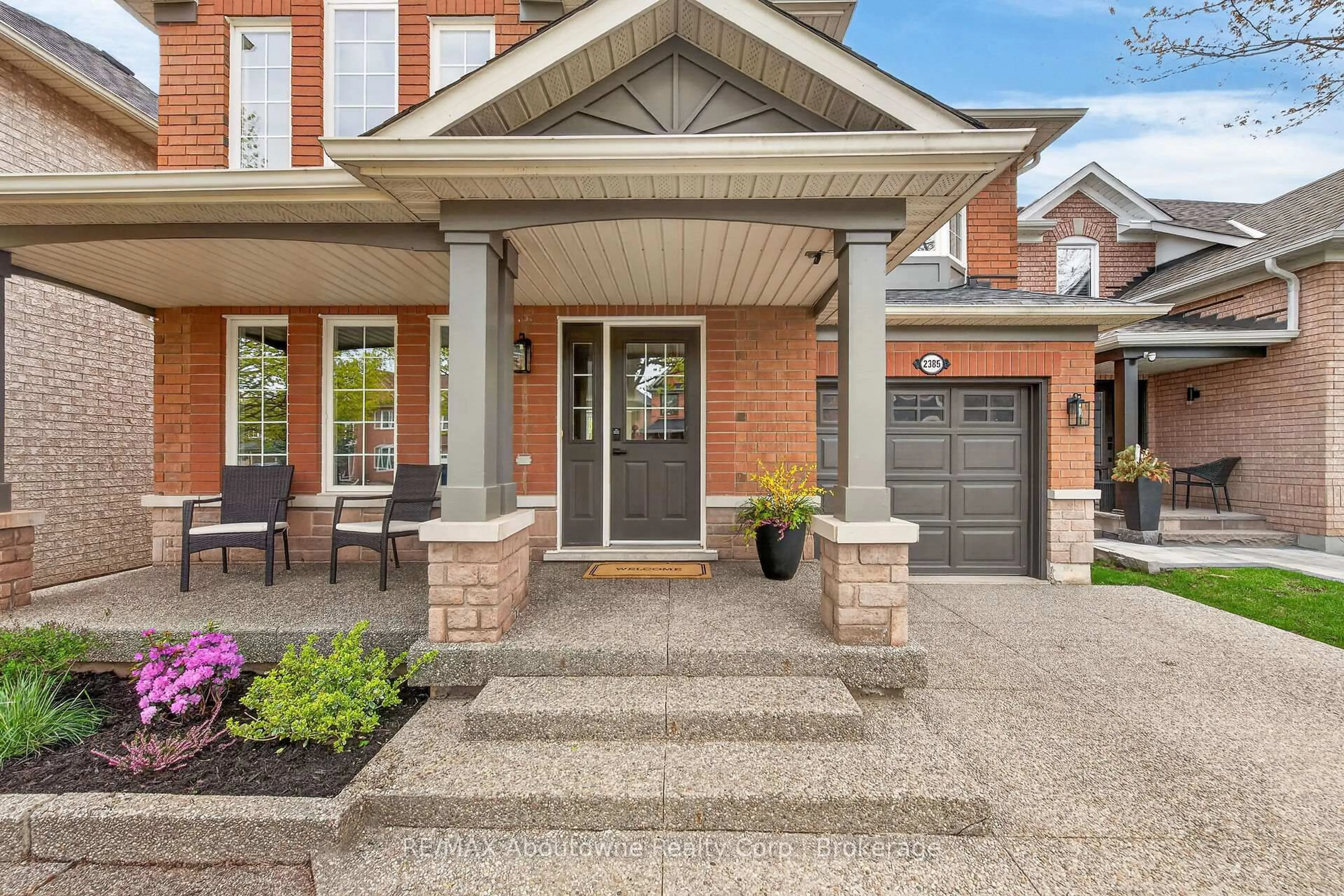 Home with brick exterior material, street for 2385 Guildstone Cres, Oakville Ontario L6M 3Y8