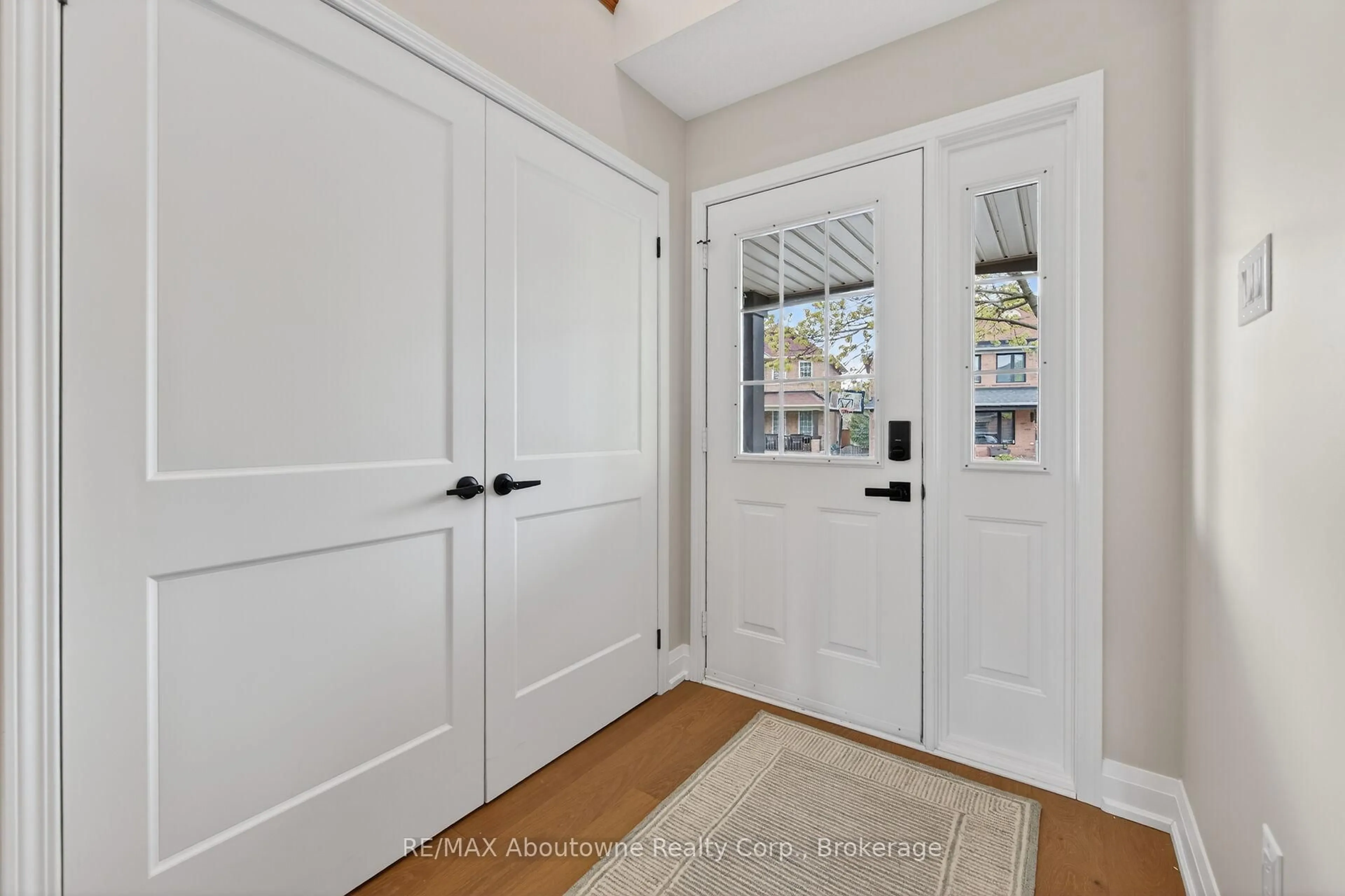 Indoor entryway for 2385 Guildstone Cres, Oakville Ontario L6M 3Y8