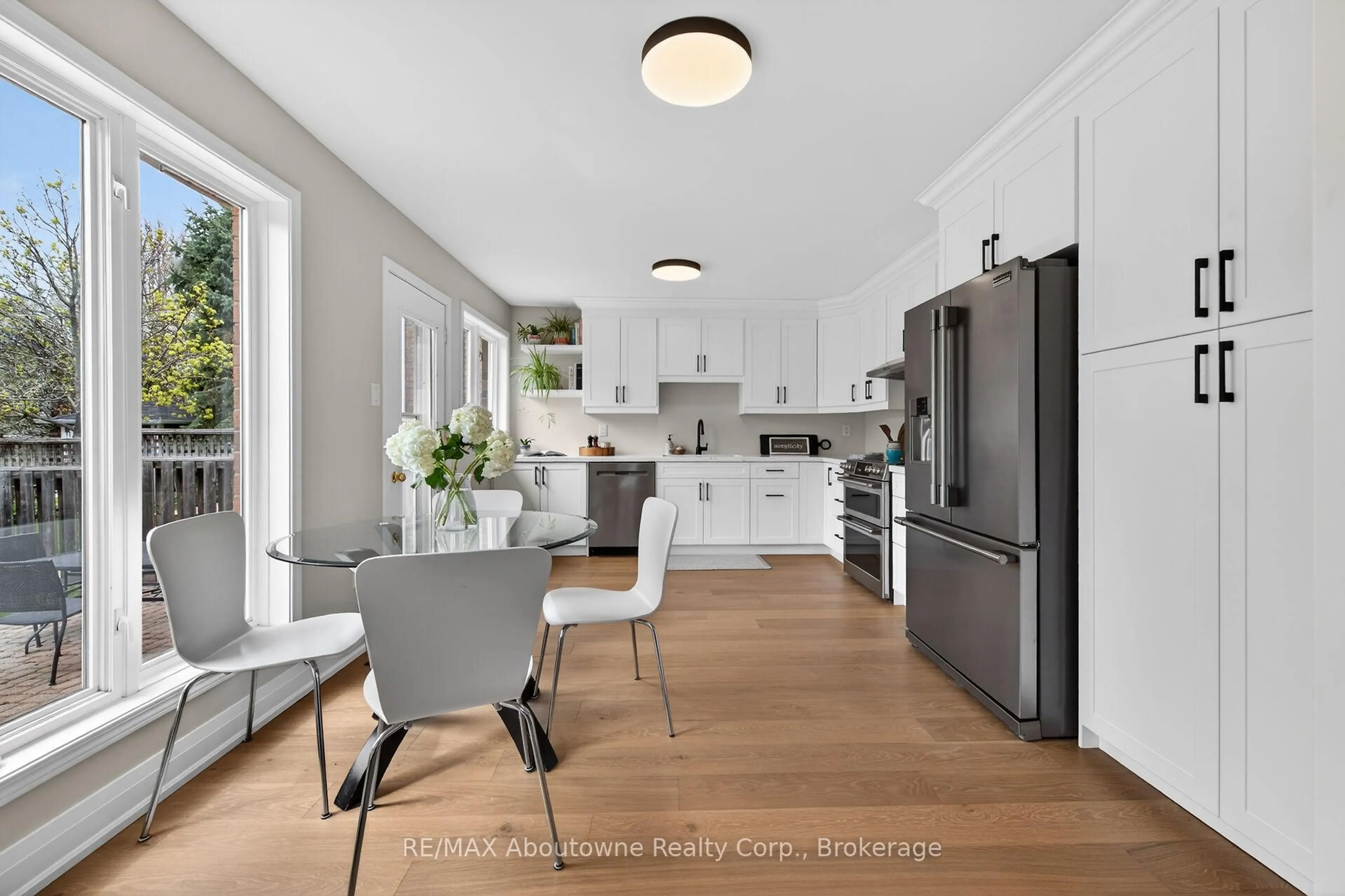 Open concept kitchen, unknown for 2385 Guildstone Cres, Oakville Ontario L6M 3Y8