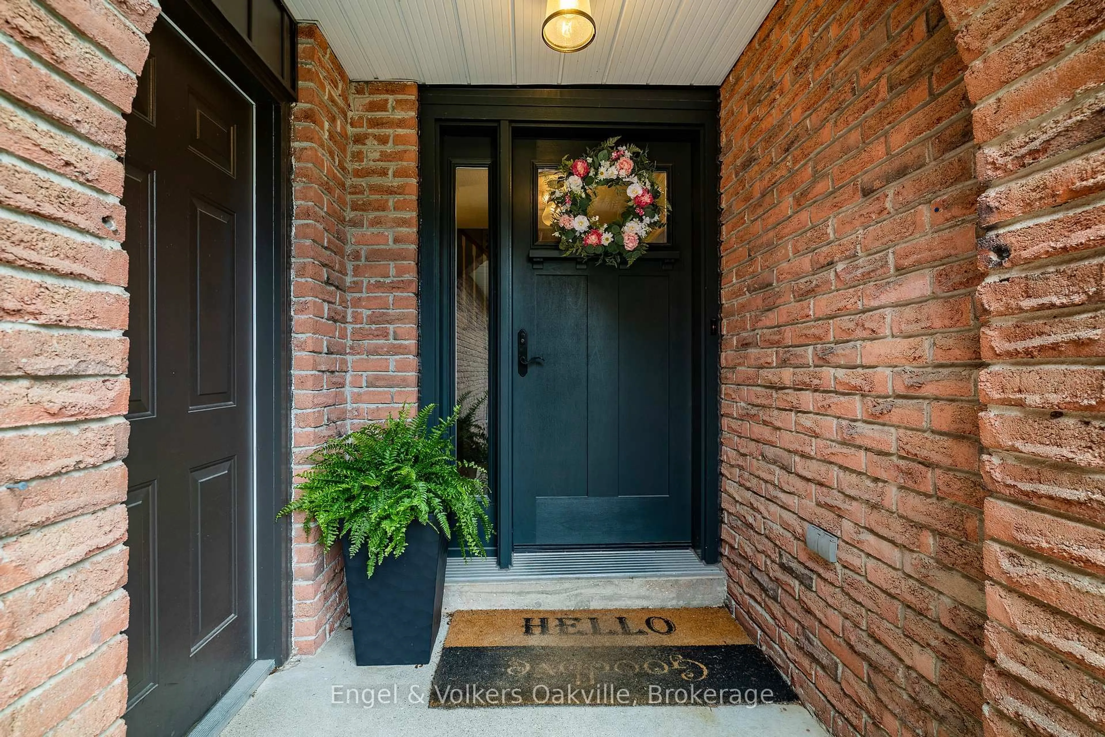 Indoor entryway for 1375 Falgarwood Dr, Oakville Ontario L6H 2P4