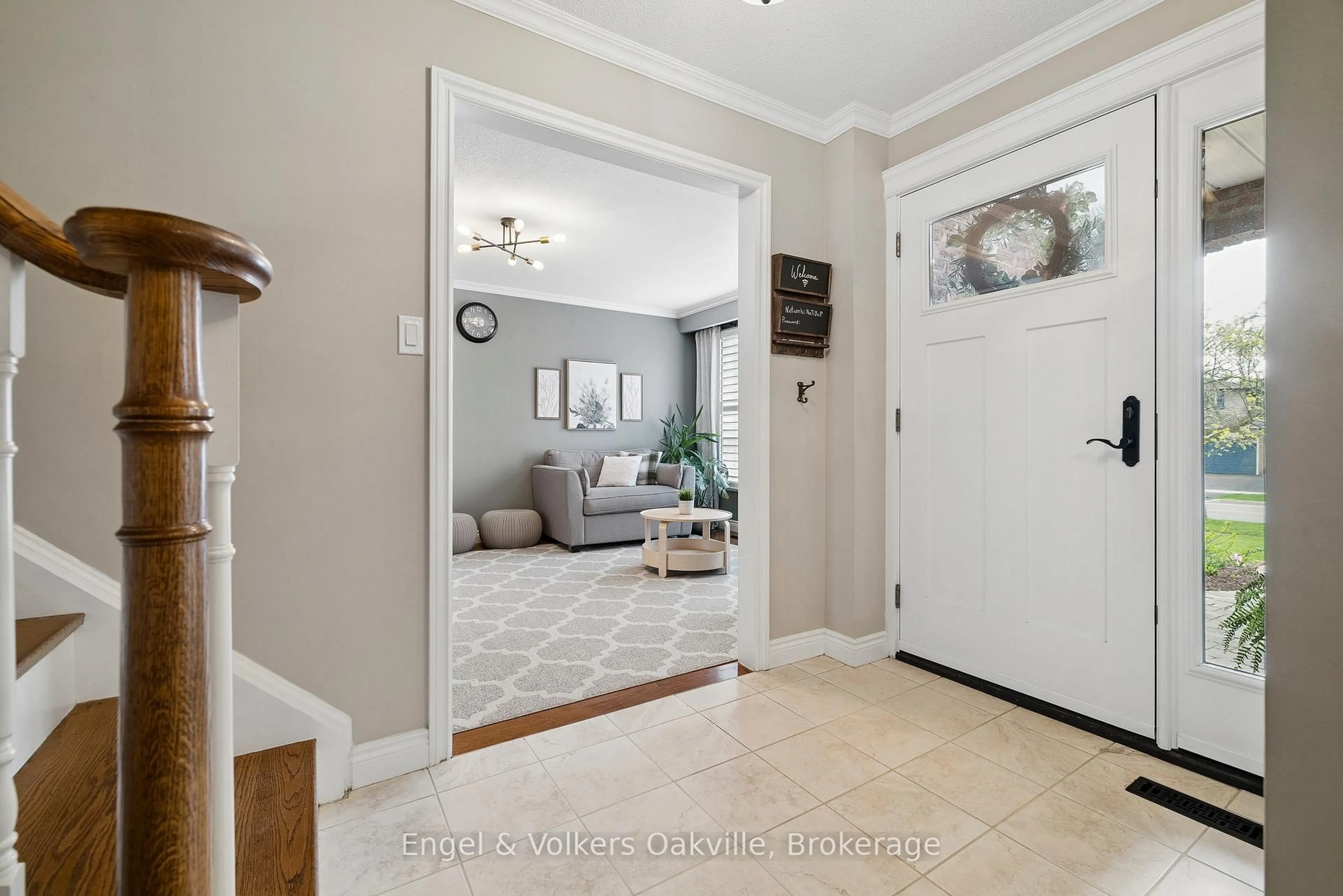 Indoor entryway for 1375 Falgarwood Dr, Oakville Ontario L6H 2P4