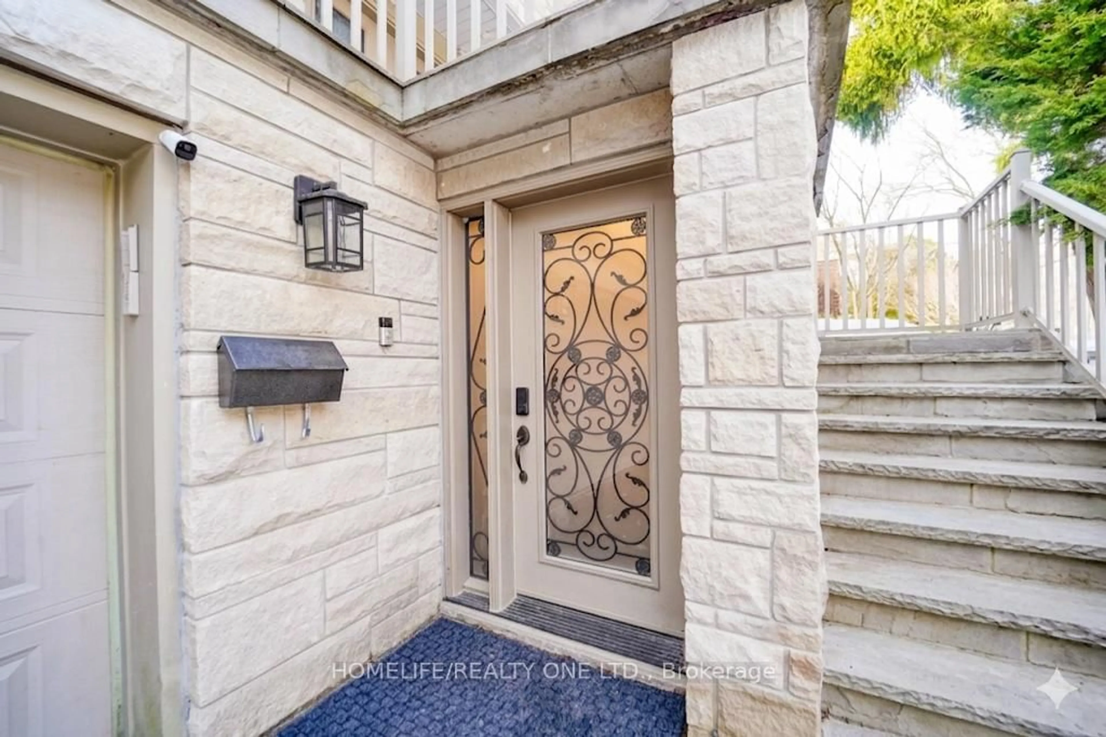 Indoor entryway for 31 Bearwood Dr, Toronto Ontario M9A 4G5