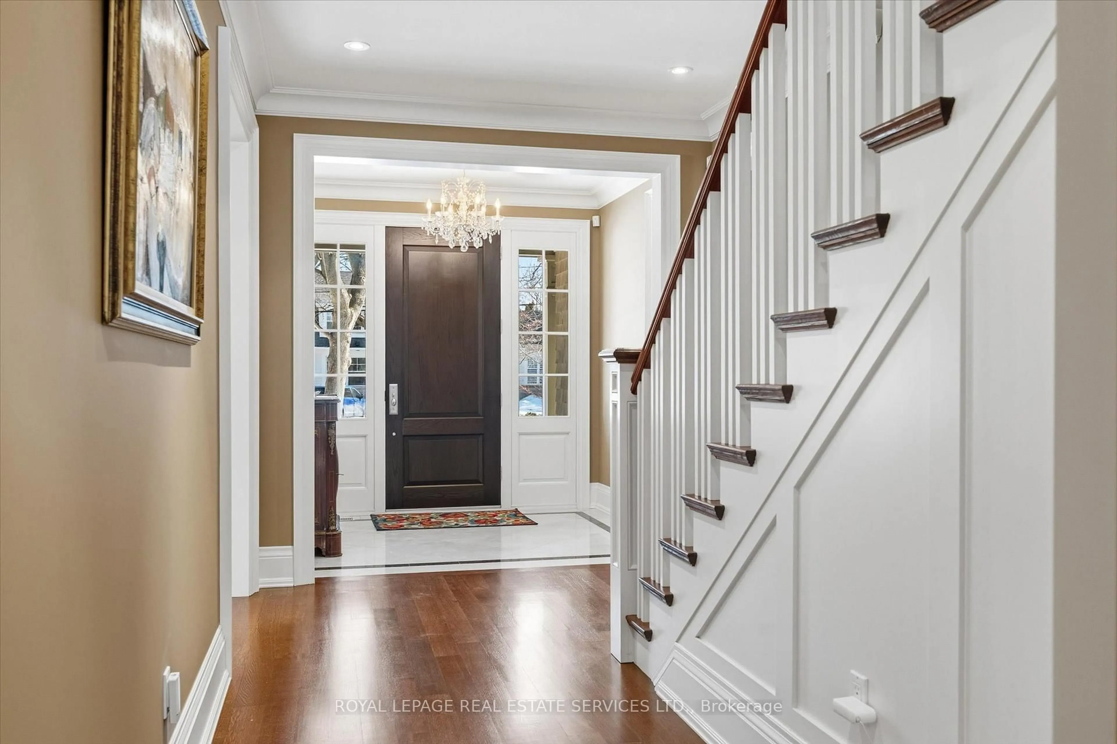 Indoor entryway for 1049 Cedar Grove Blvd, Oakville Ontario L6J 2C2