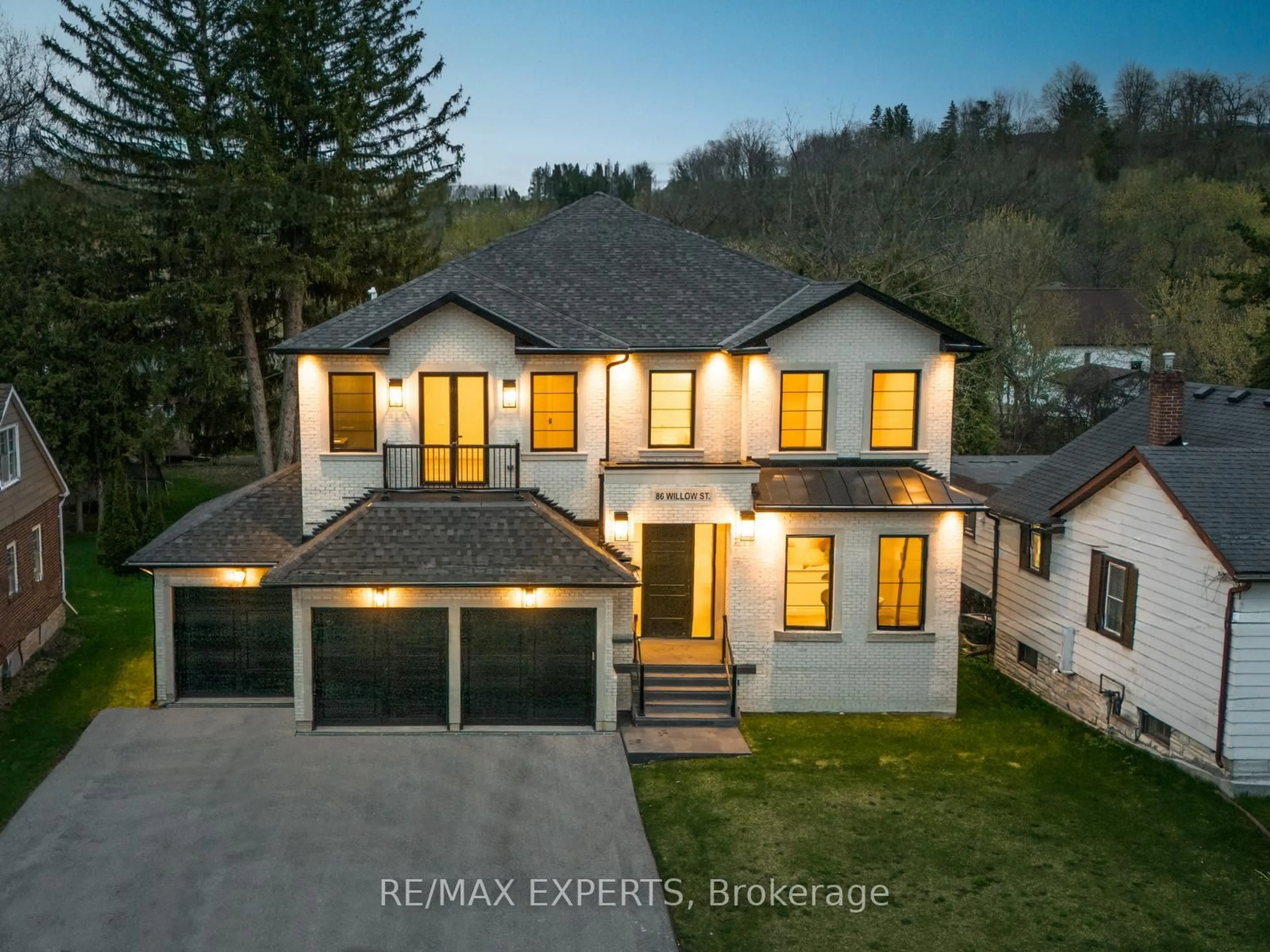 A pic from outside/outdoor area/front of a property/back of a property/a pic from drone, street for 86 Willow St, Caledon Ontario L7E 3G3