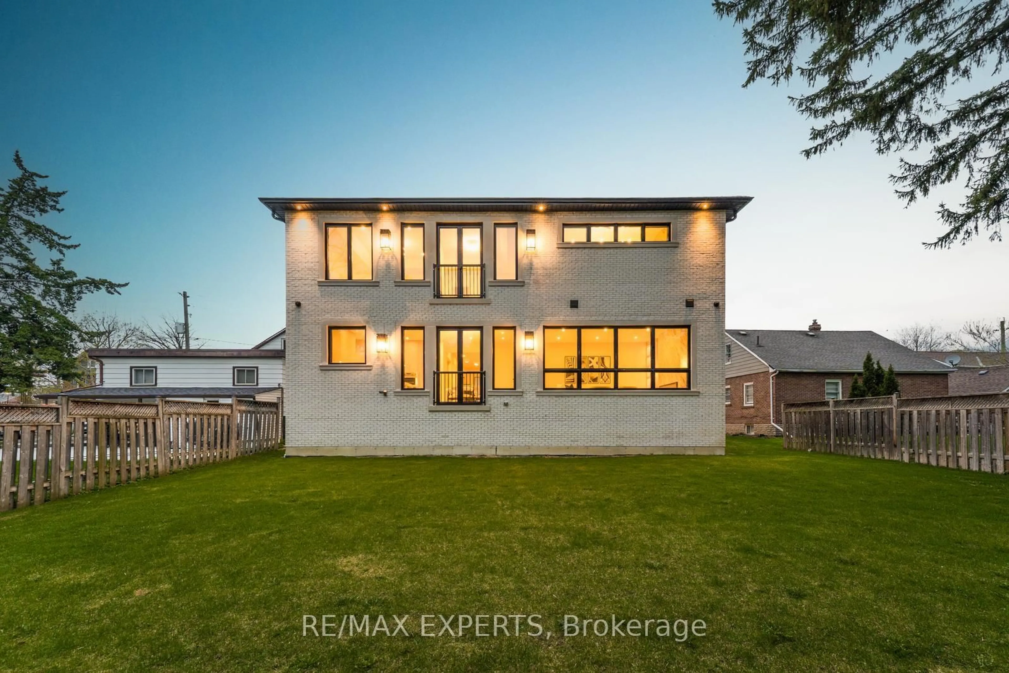 A pic from outside/outdoor area/front of a property/back of a property/a pic from drone, unknown for 86 Willow St, Caledon Ontario L7E 3G3