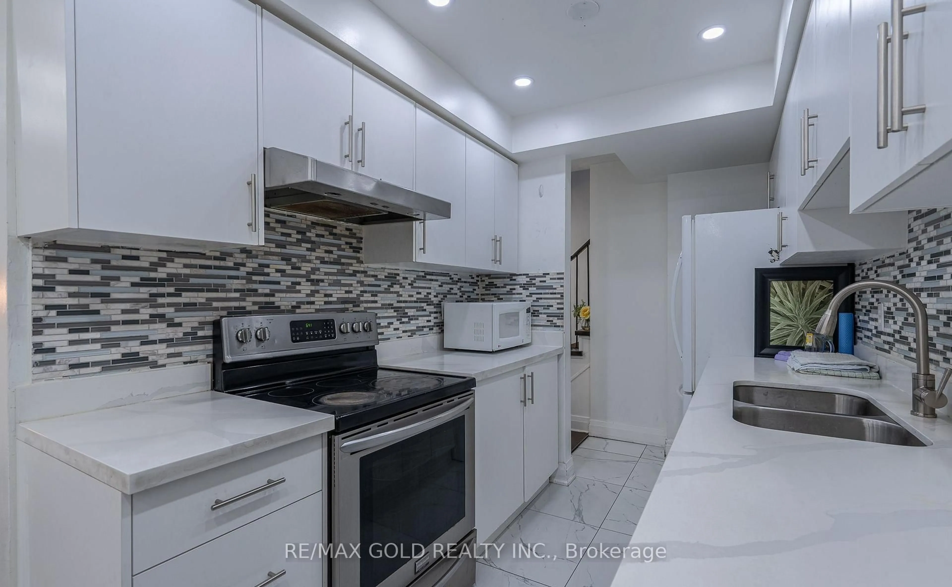 Standard kitchen, ceramic/tile floor for 102 Bunchberry Way, Brampton Ontario L6R 2E8