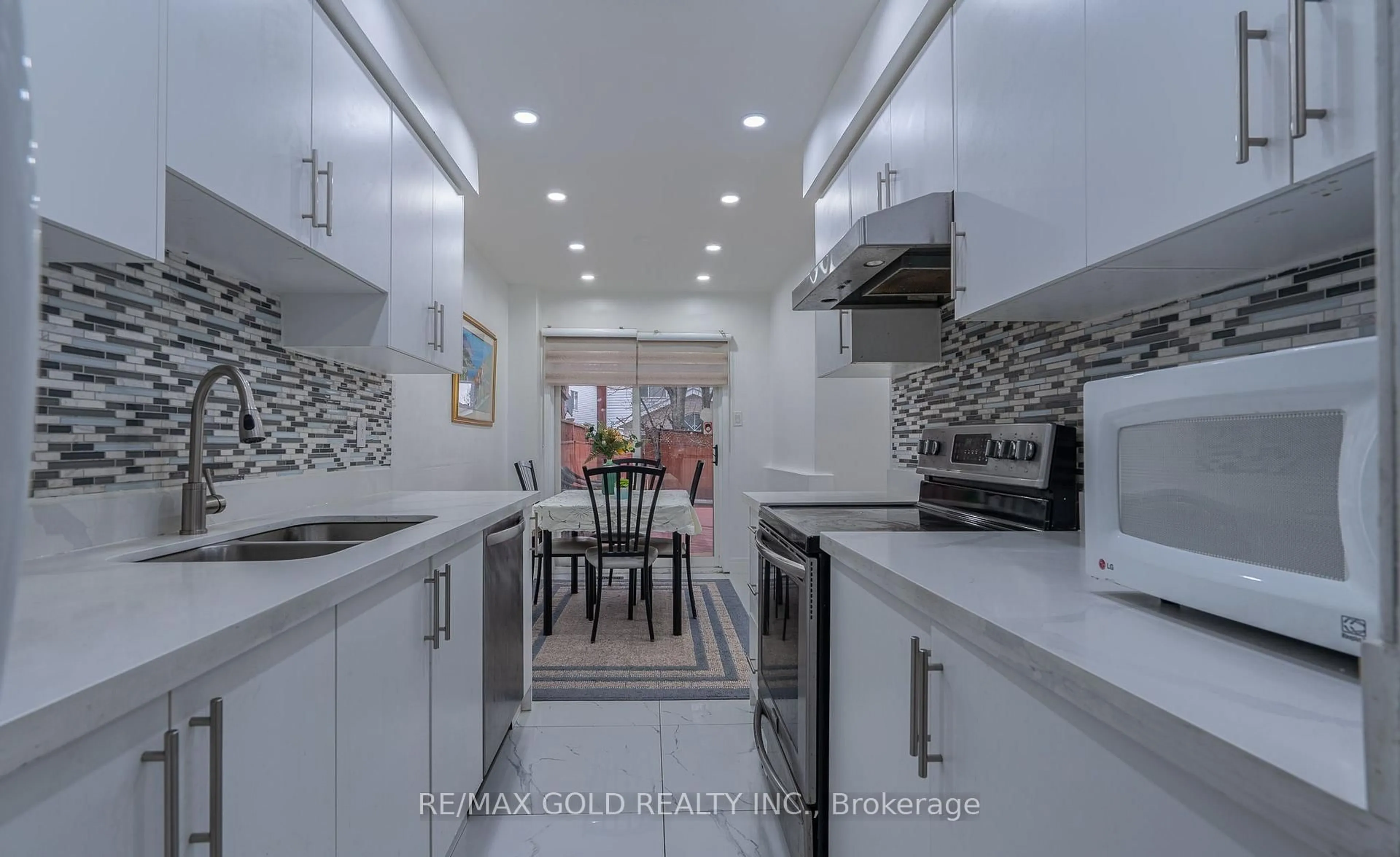 Contemporary kitchen, ceramic/tile floor for 102 Bunchberry Way, Brampton Ontario L6R 2E8