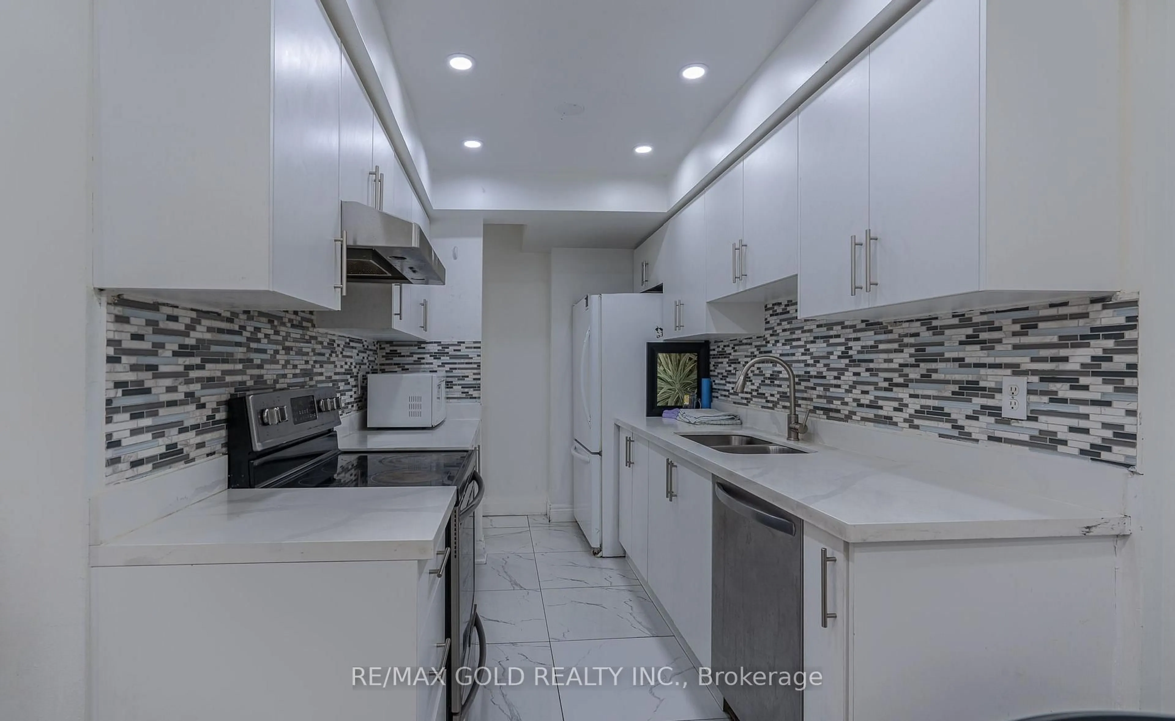 Standard kitchen, ceramic/tile floor for 102 Bunchberry Way, Brampton Ontario L6R 2E8