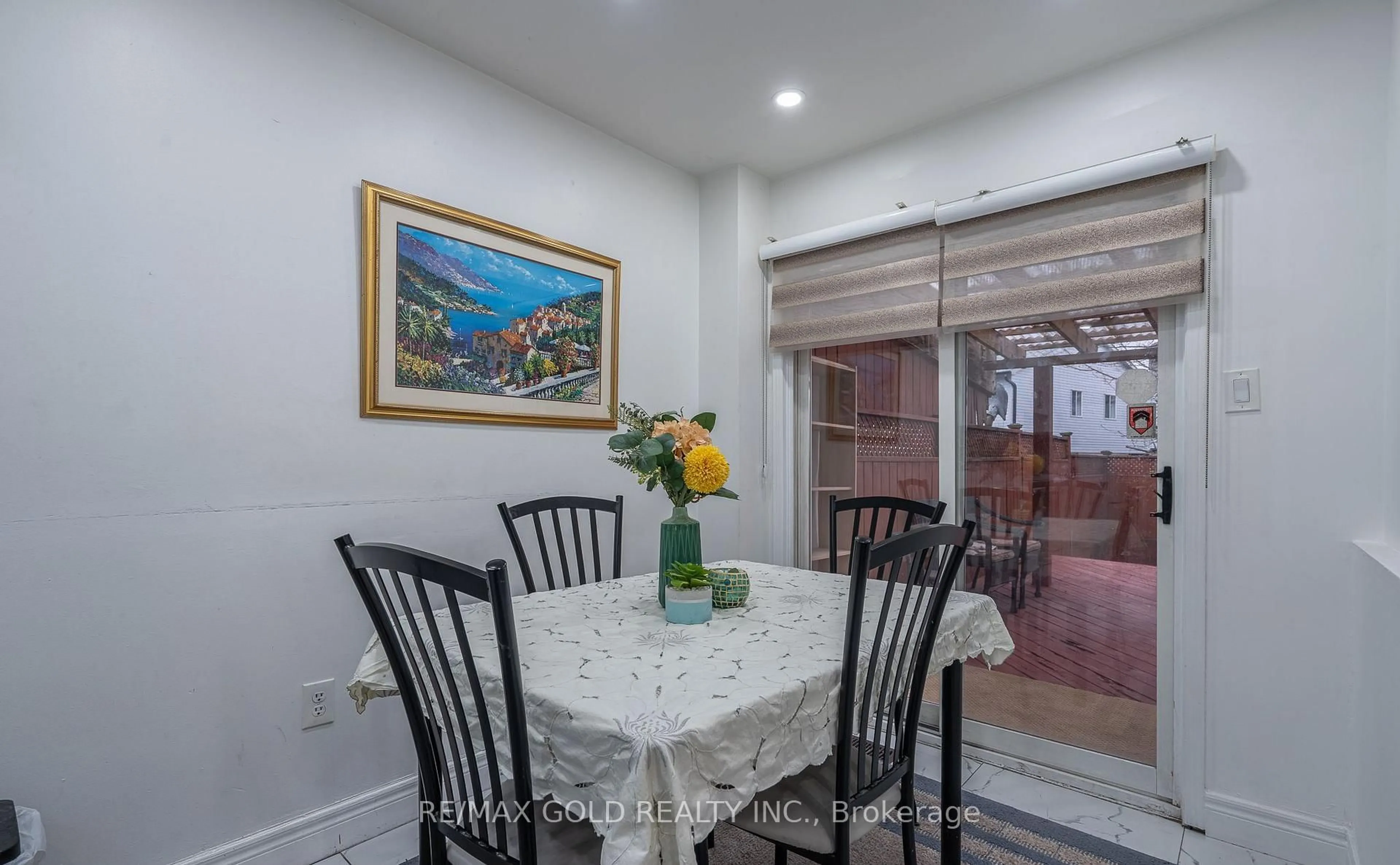 Dining room, ceramic/tile floor for 102 Bunchberry Way, Brampton Ontario L6R 2E8