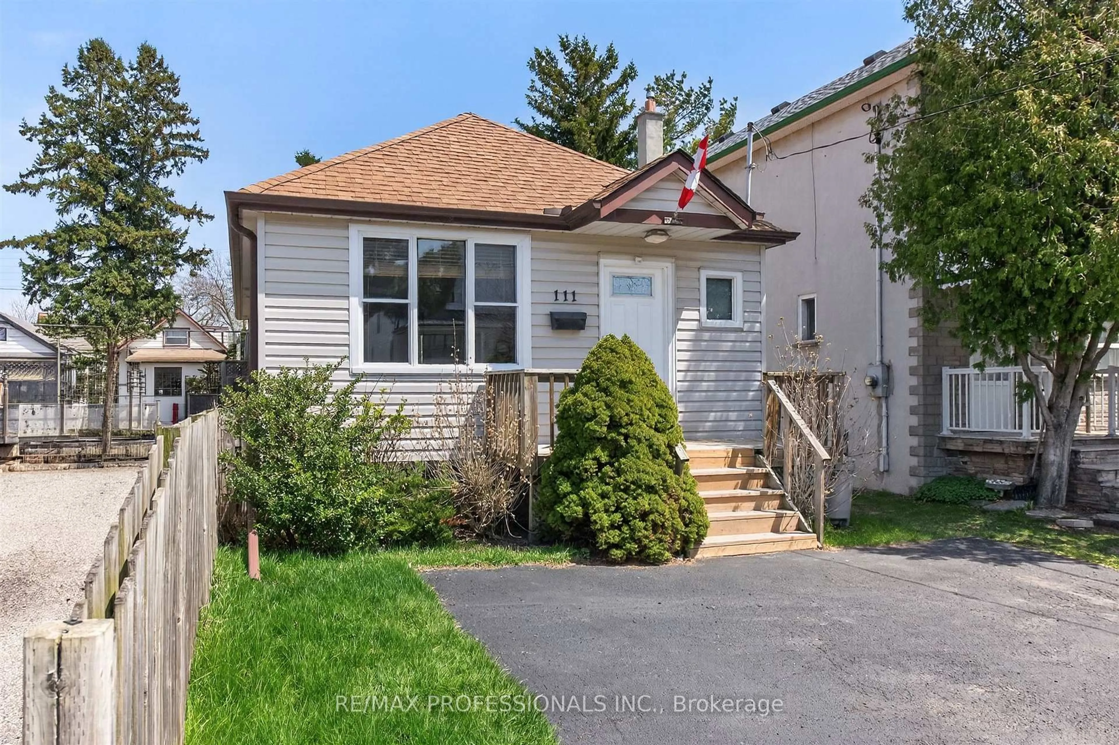 Home with vinyl exterior material, street for 111 Seventeenth St, Toronto Ontario M8V 3K5