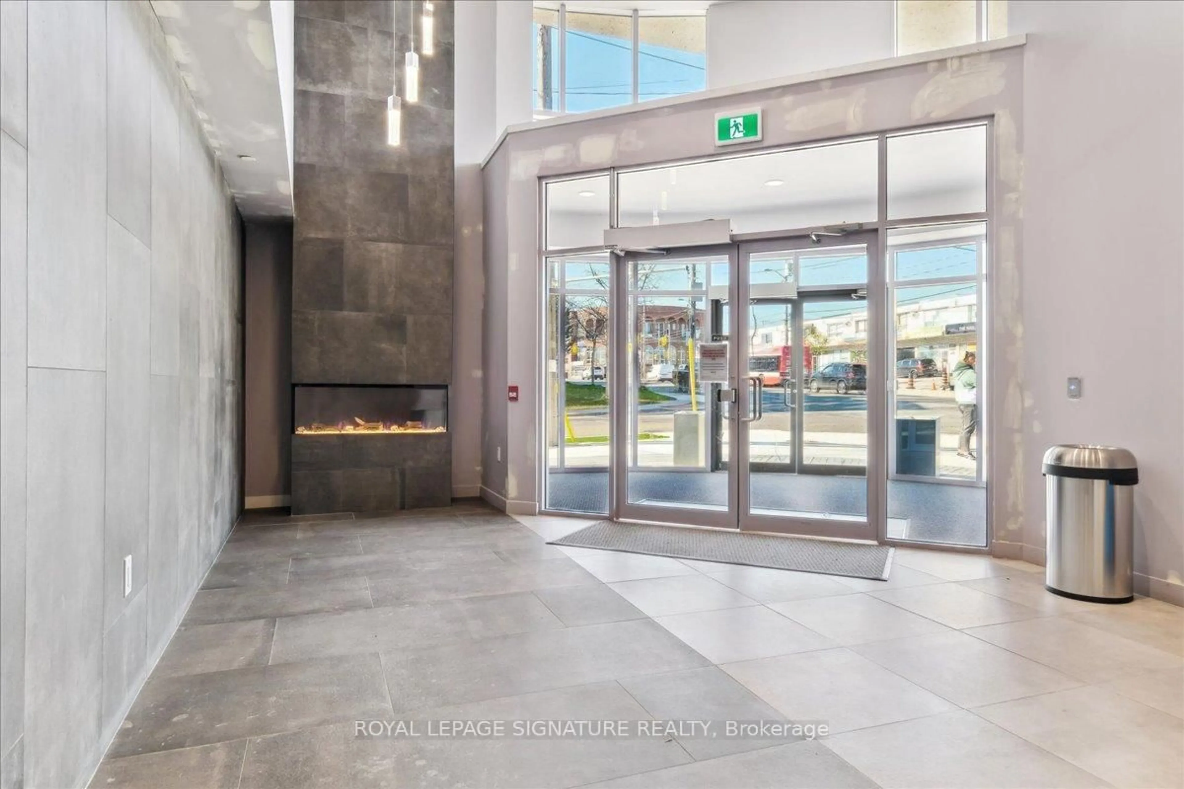 Indoor foyer for 2433 Dufferin St #701, Toronto Ontario M6E 3T3
