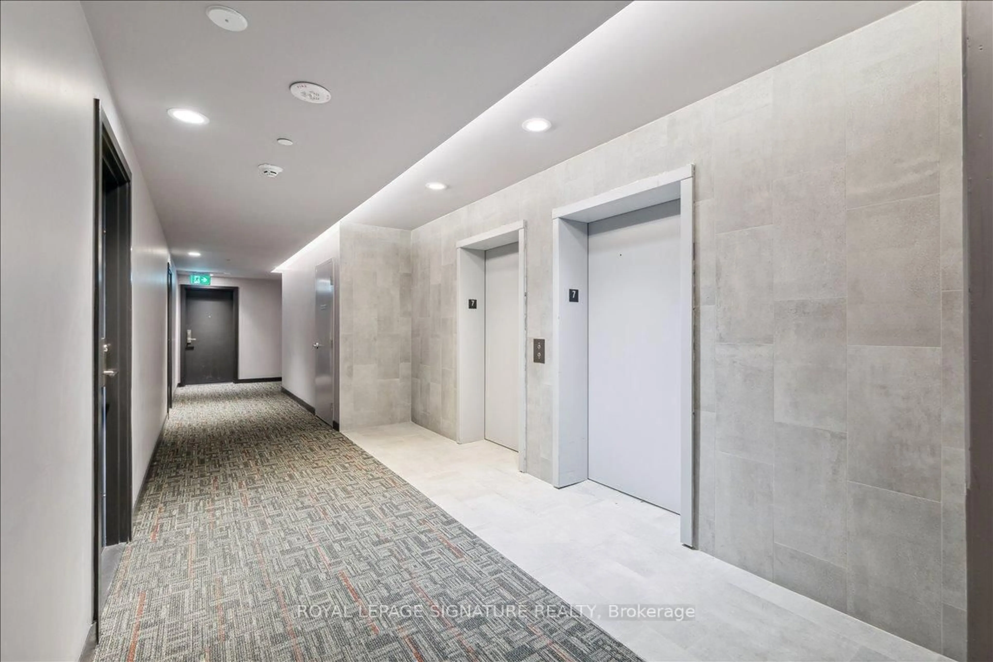 Indoor foyer for 2433 Dufferin St #701, Toronto Ontario M6E 3T3