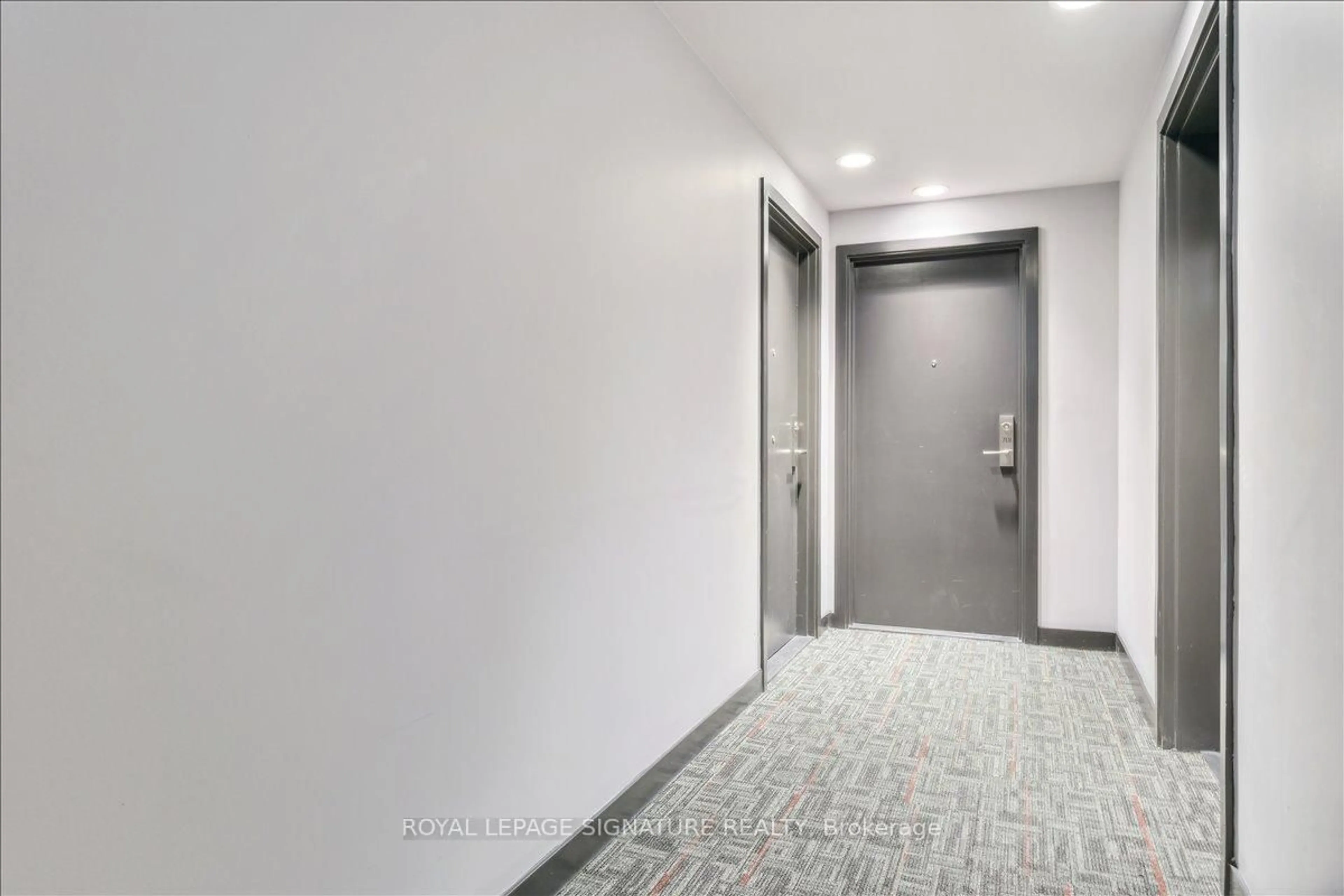 Indoor foyer for 2433 Dufferin St #701, Toronto Ontario M6E 3T3