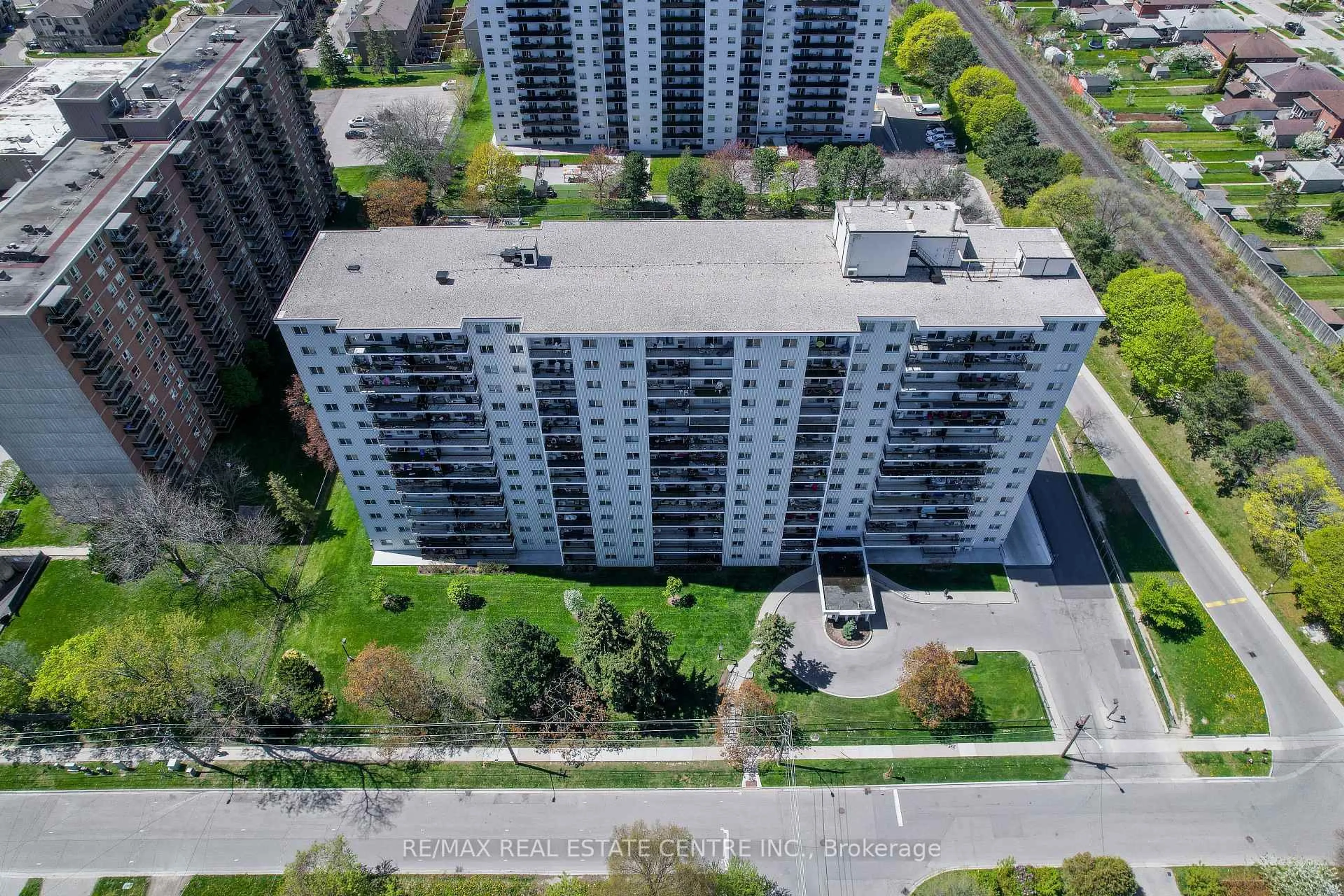 A pic from outside/outdoor area/front of a property/back of a property/a pic from drone, city buildings view from balcony for 1100 Caven St #704, Mississauga Ontario L5G 4N3