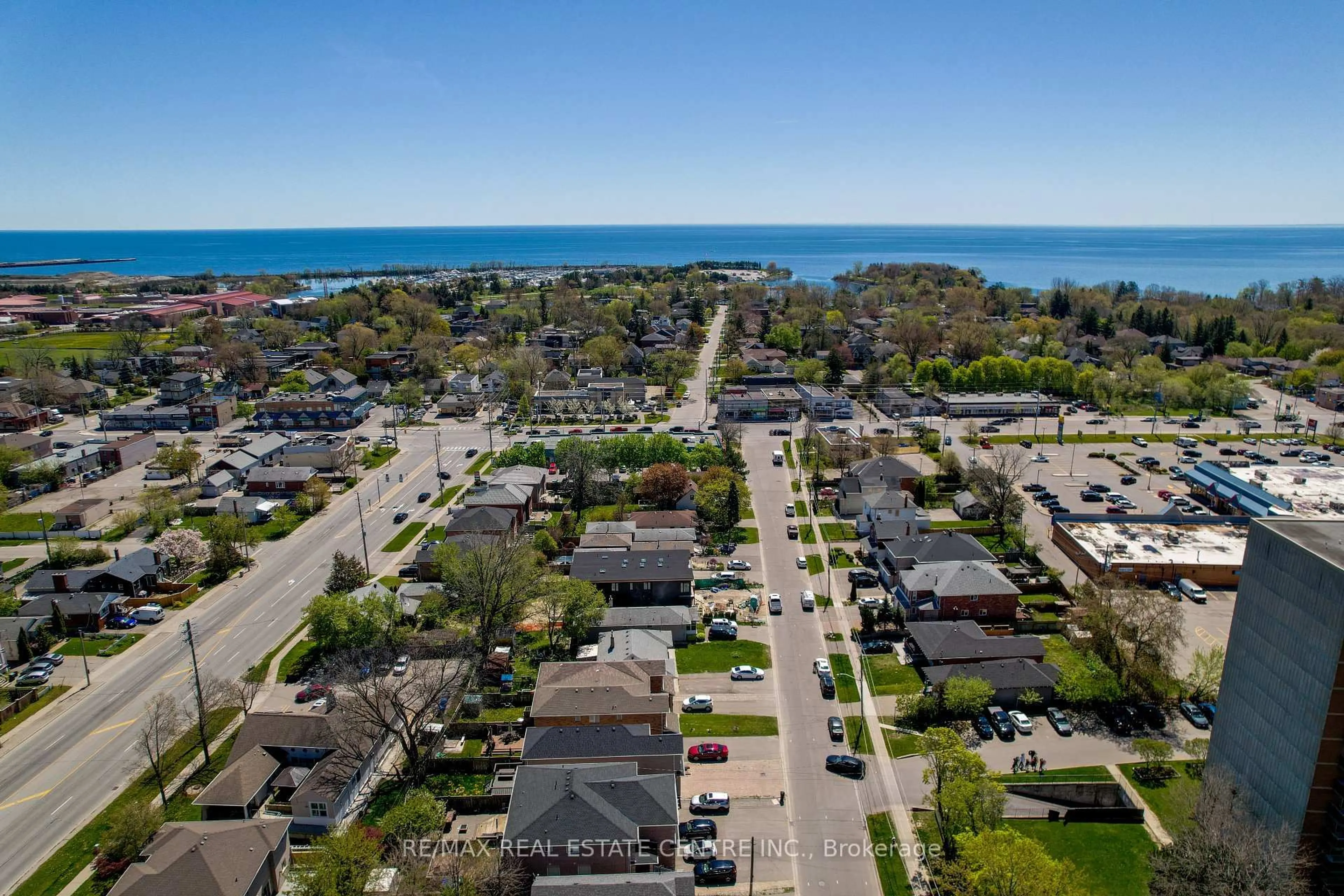 A pic from outside/outdoor area/front of a property/back of a property/a pic from drone, street for 1100 Caven St #704, Mississauga Ontario L5G 4N3