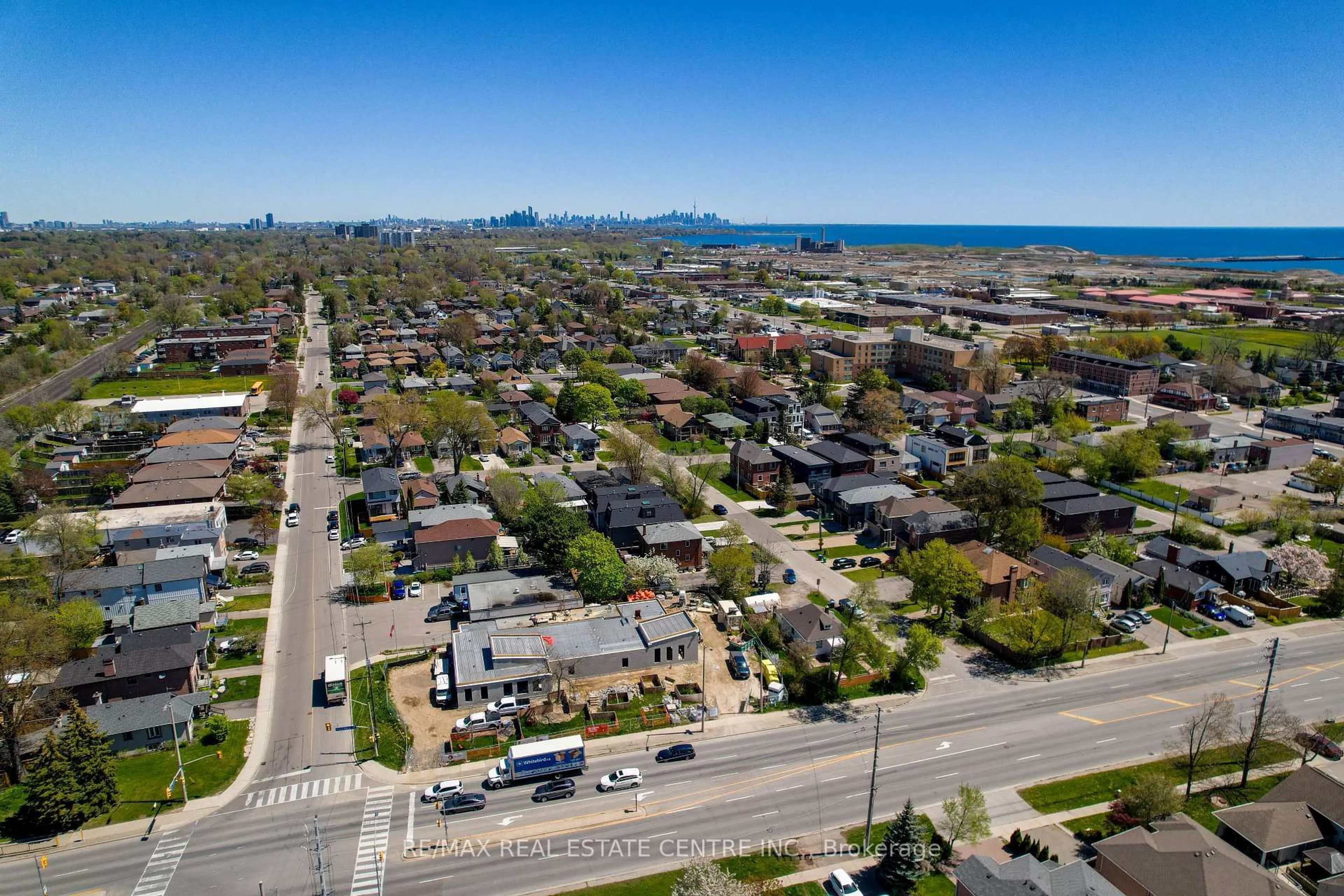 A pic from outside/outdoor area/front of a property/back of a property/a pic from drone, street for 1100 Caven St #704, Mississauga Ontario L5G 4N3