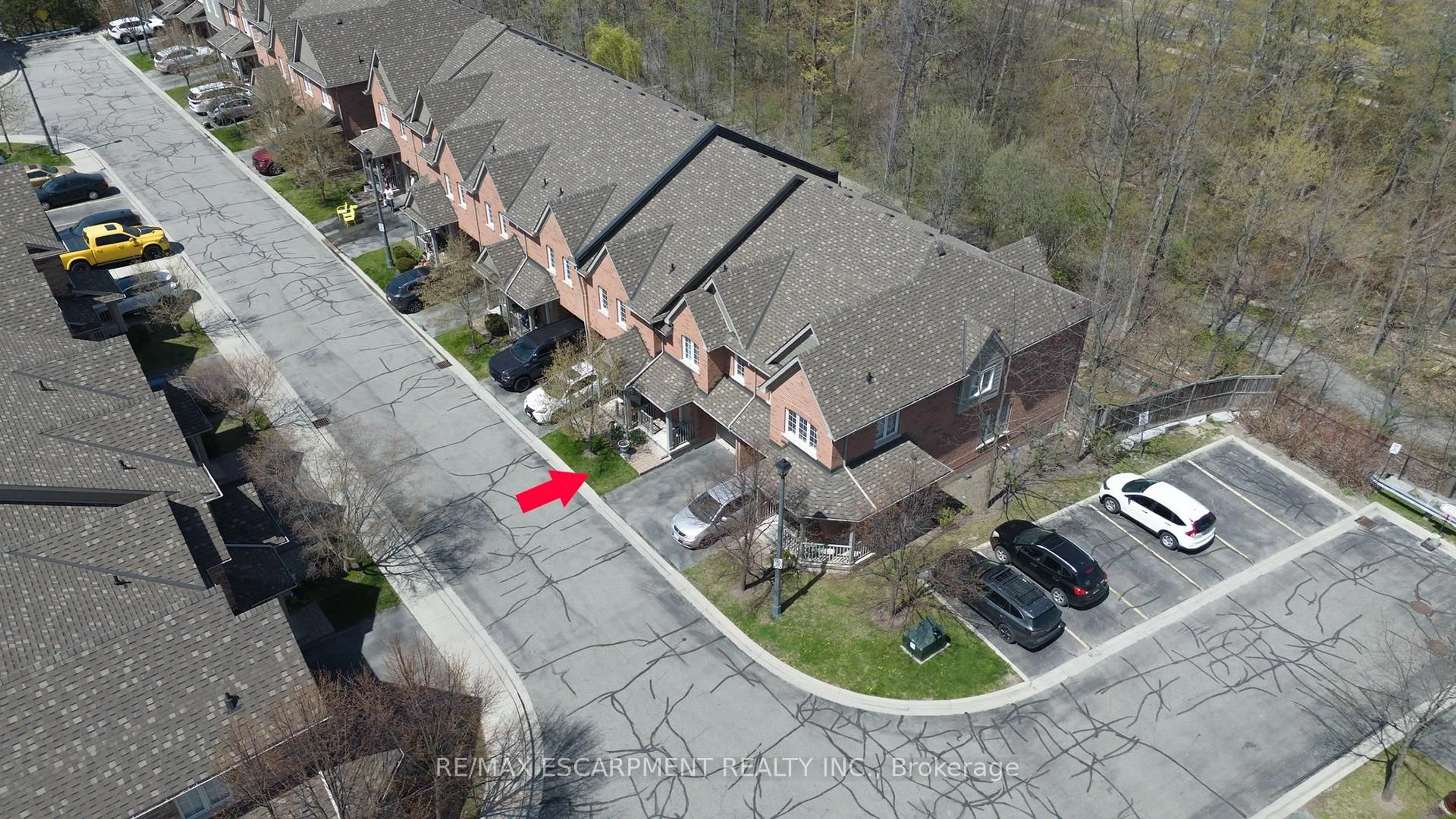 A pic from outside/outdoor area/front of a property/back of a property/a pic from drone, street for 233 Duskywing Way #25, Oakville Ontario L6L 0C5