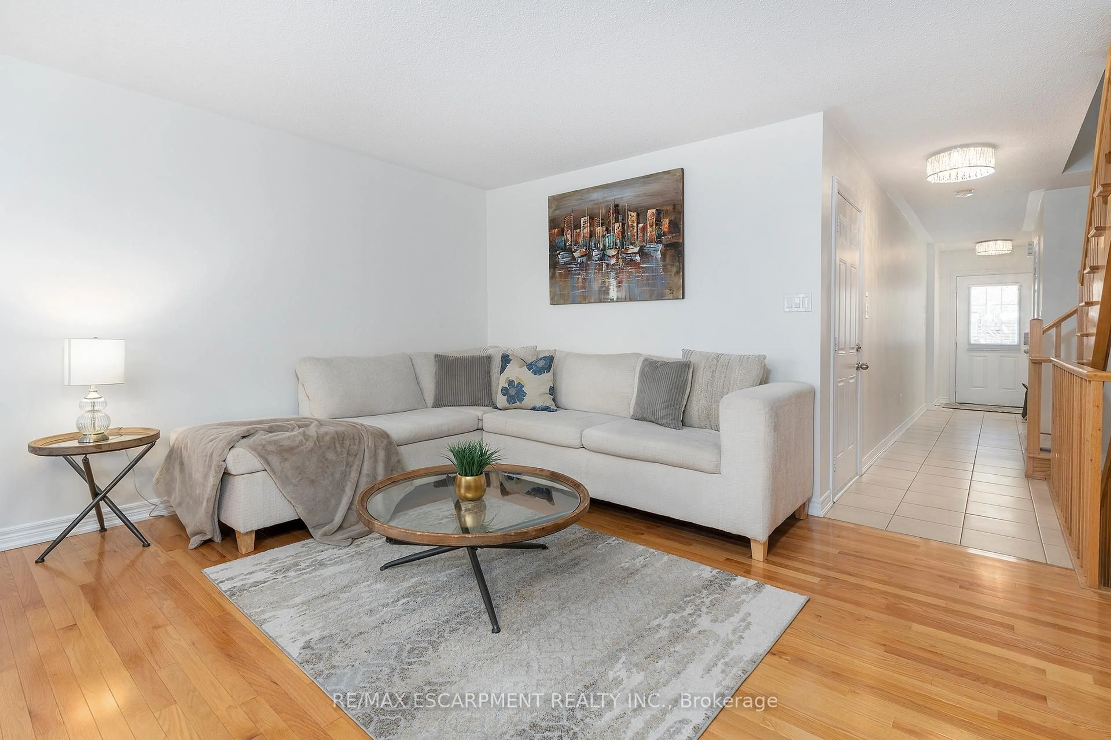 Living room with furniture, wood/laminate floor for 233 Duskywing Way #25, Oakville Ontario L6L 0C5