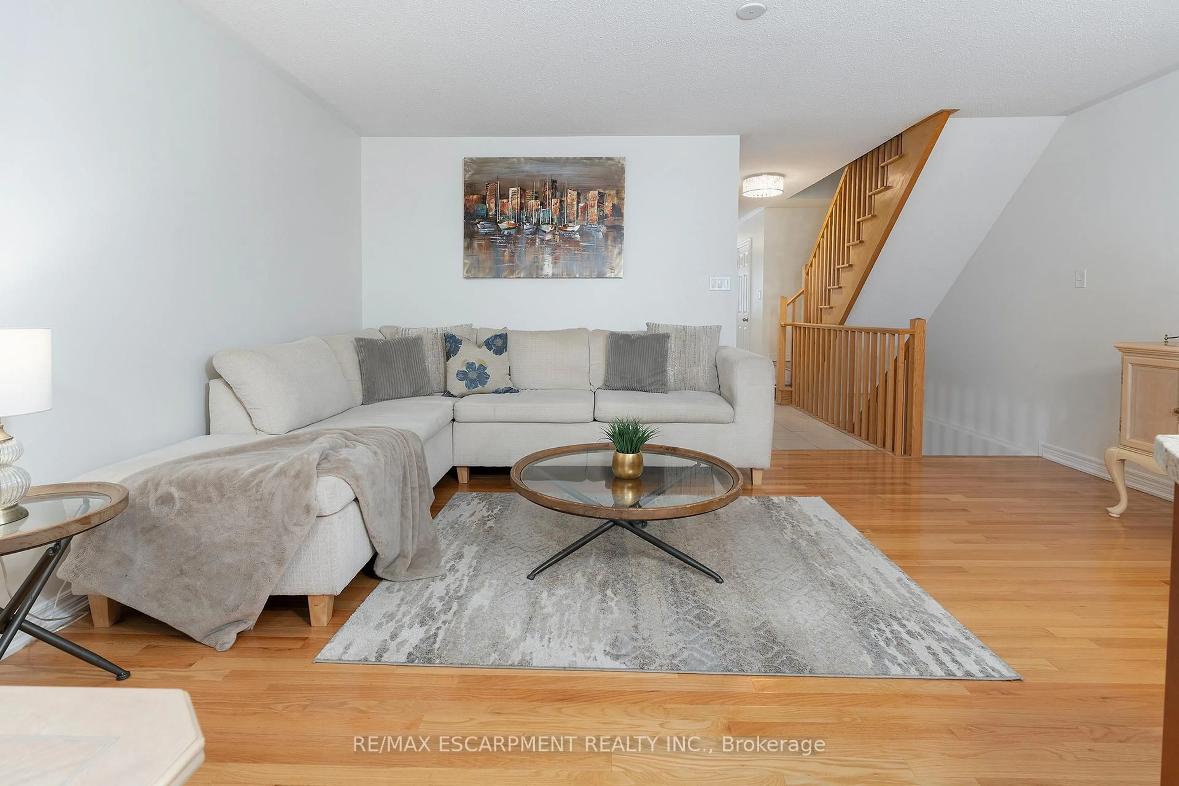 Living room with furniture, unknown for 233 Duskywing Way #25, Oakville Ontario L6L 0C5