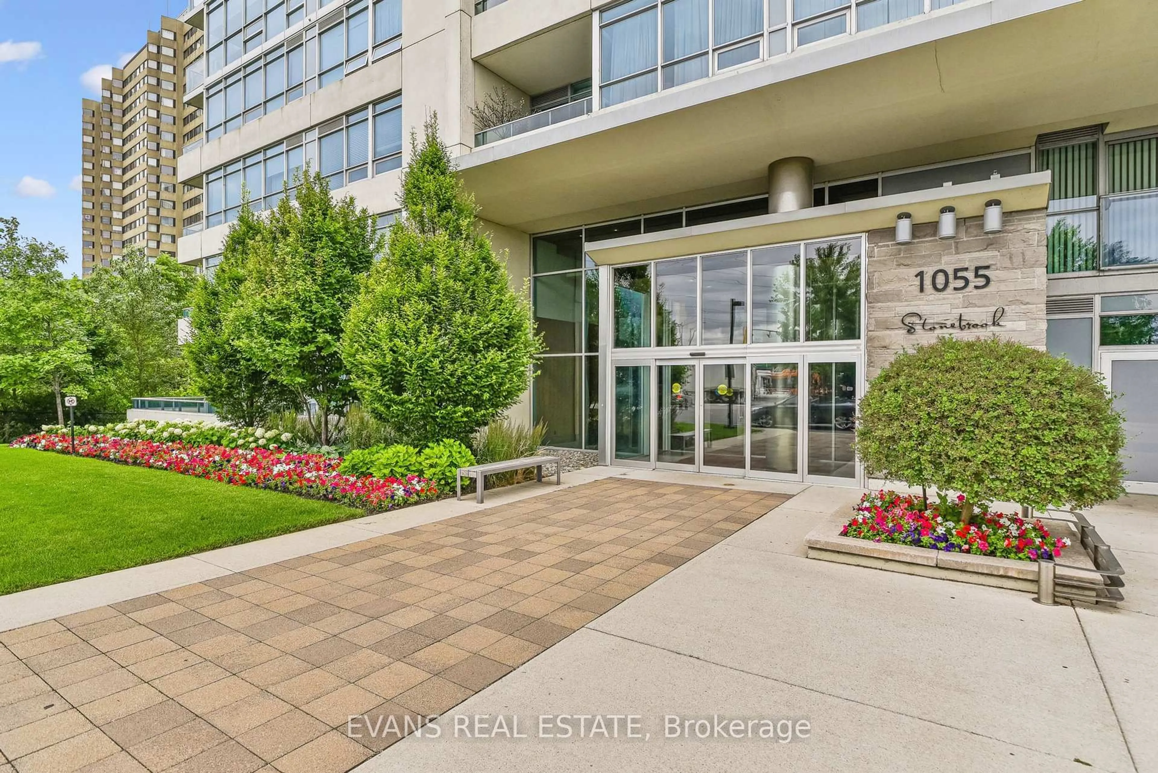 Indoor foyer for 1055 Southdown Rd #1411, Mississauga Ontario L5J 0A3