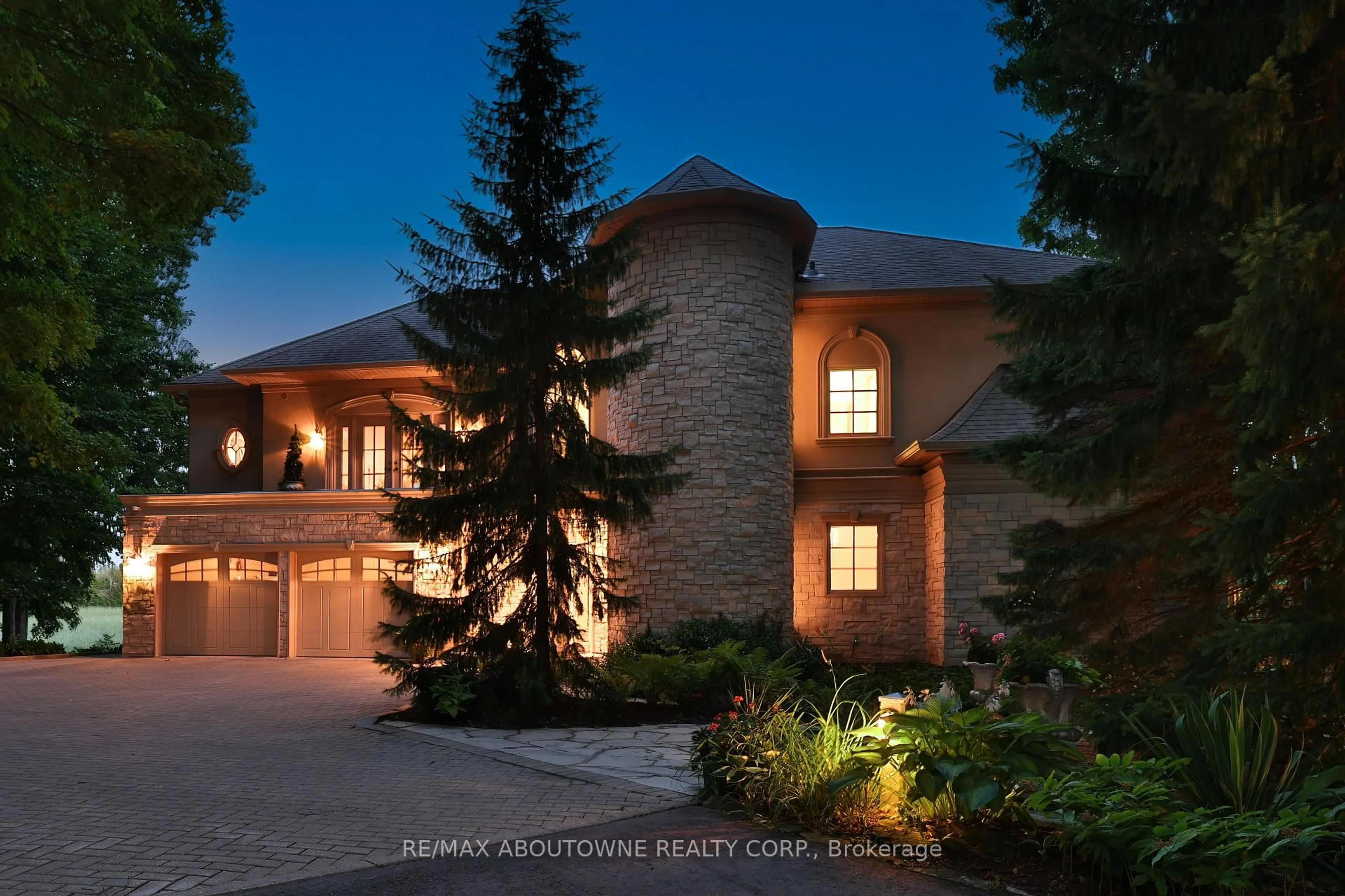 Home with brick exterior material, mountain view for 1270 1 Side Rd, Burlington Ontario L7P 0R9