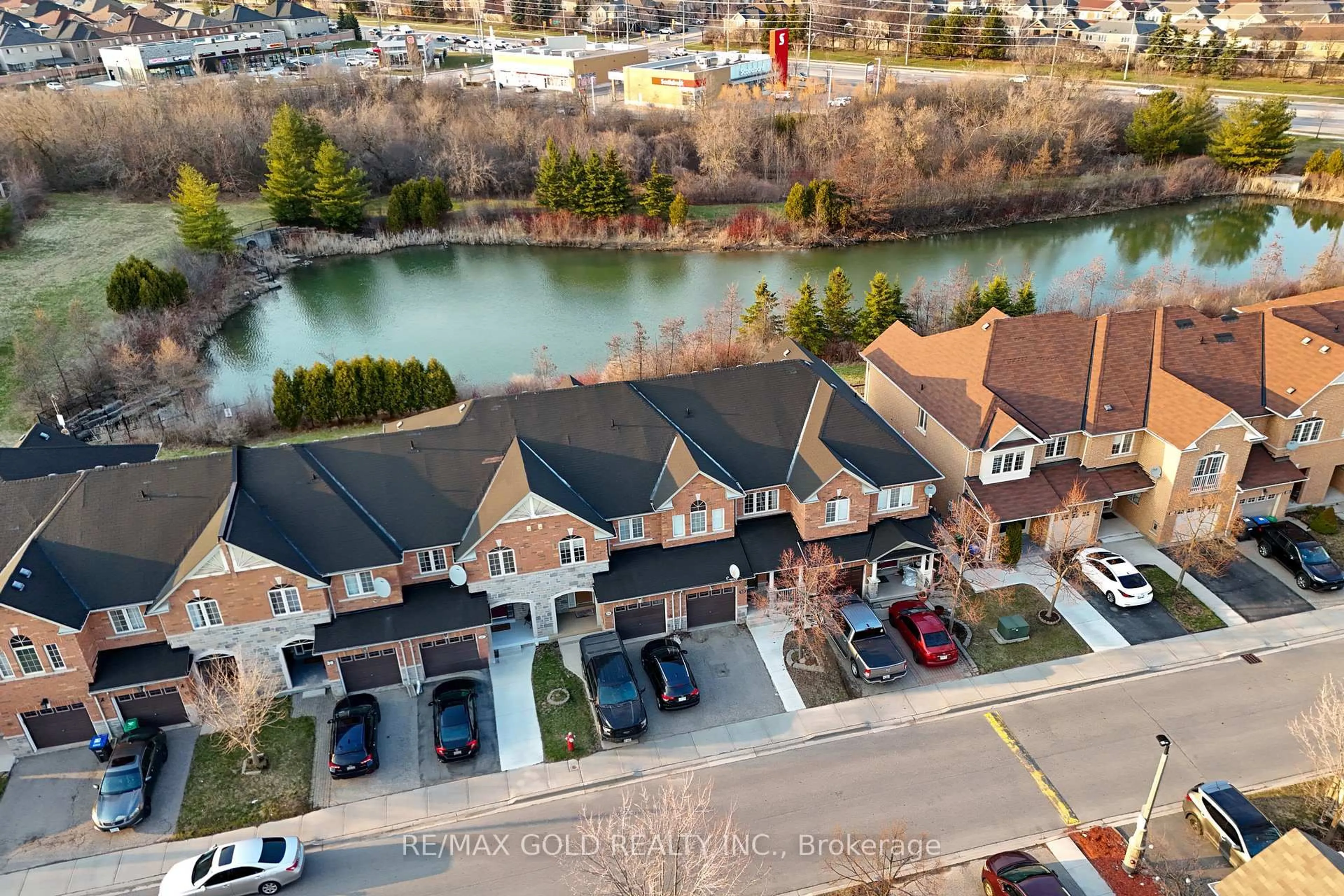 A pic from outside/outdoor area/front of a property/back of a property/a pic from drone, water/lake/river/ocean view for 32 Bay Breeze Dr, Brampton Ontario L6R 0M1