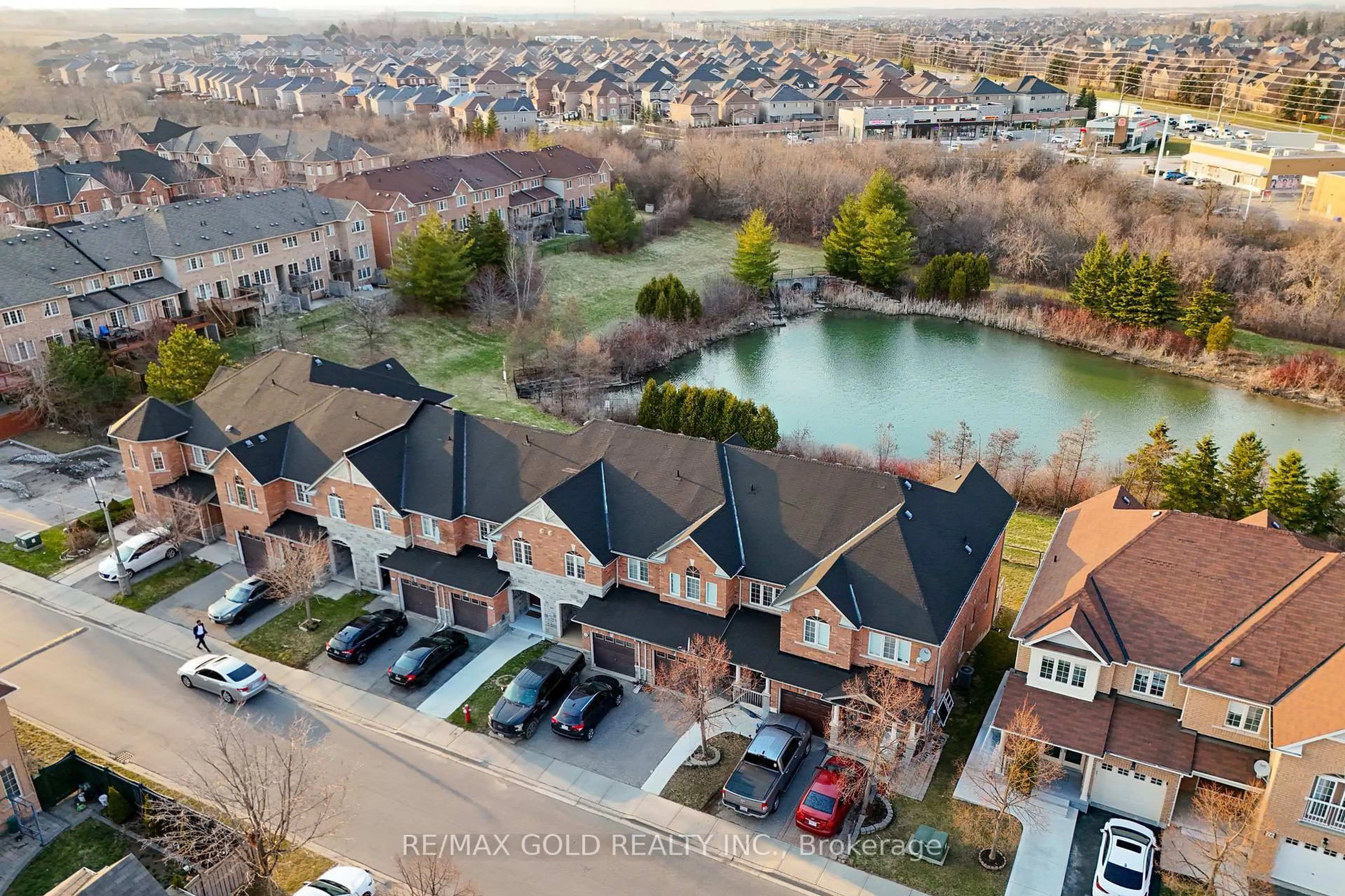 A pic from outside/outdoor area/front of a property/back of a property/a pic from drone, water/lake/river/ocean view for 32 Bay Breeze Dr, Brampton Ontario L6R 0M1