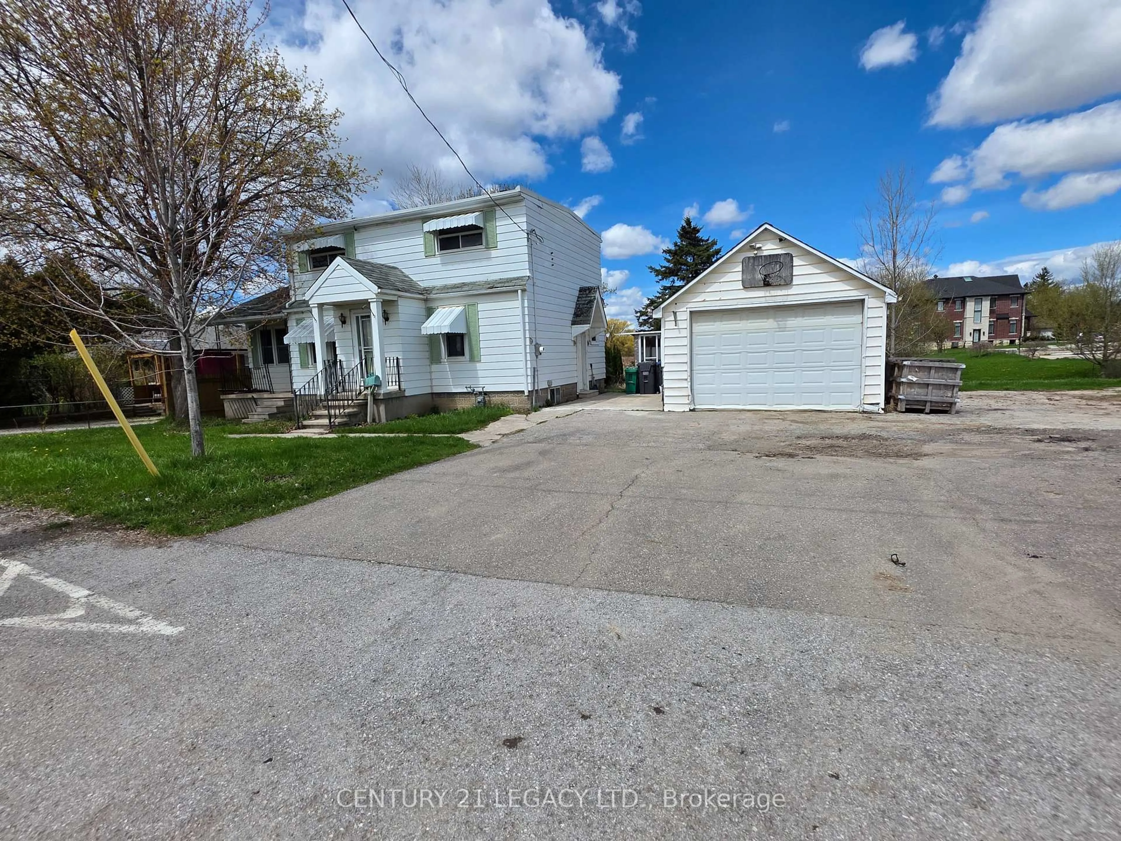 A pic from outside/outdoor area/front of a property/back of a property/a pic from drone, street for 1526 Queen St, Brampton Ontario L6X 0B1