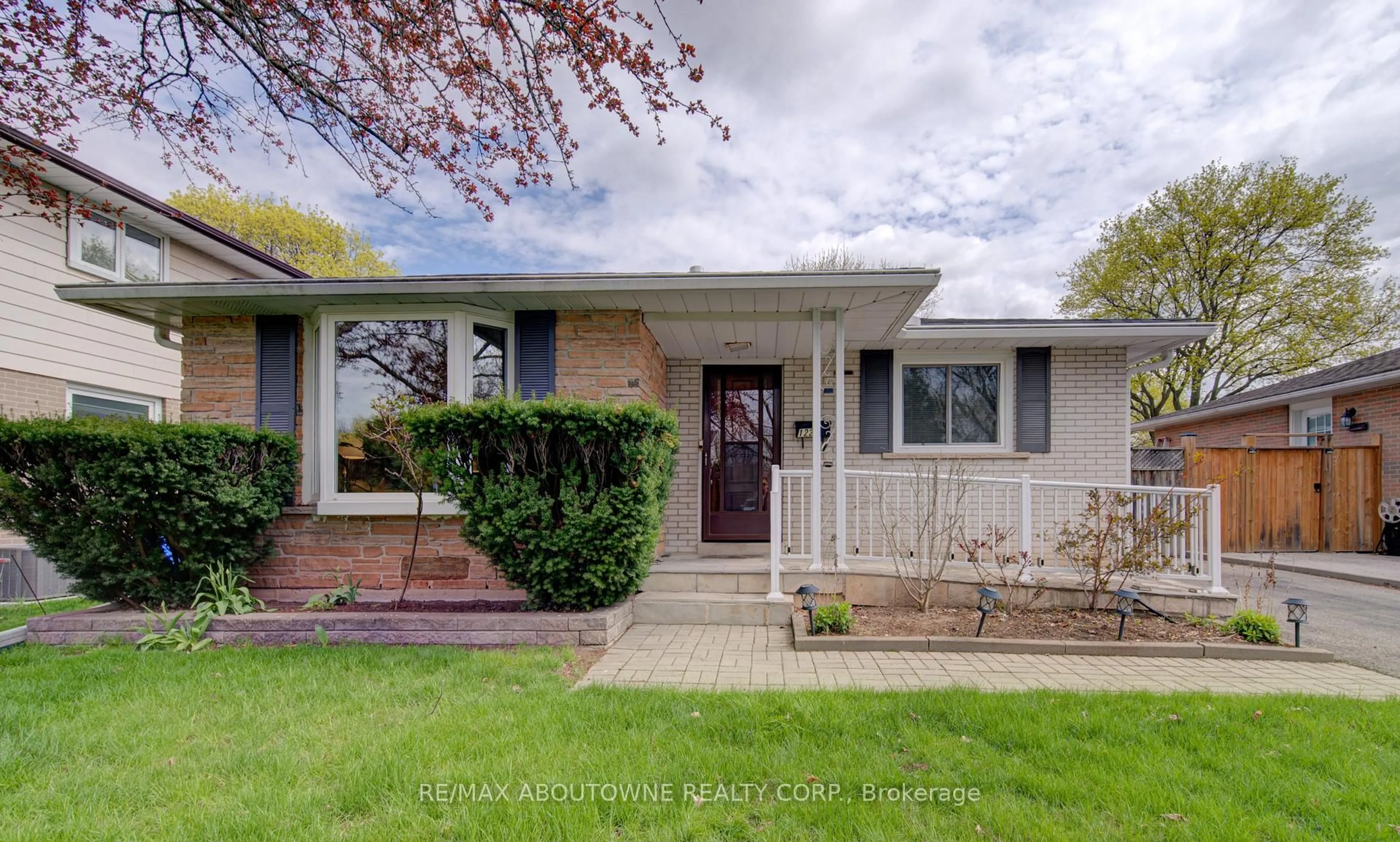 Home with vinyl exterior material, street for 1229 Owen Crt, Oakville Ontario L6H 1V2