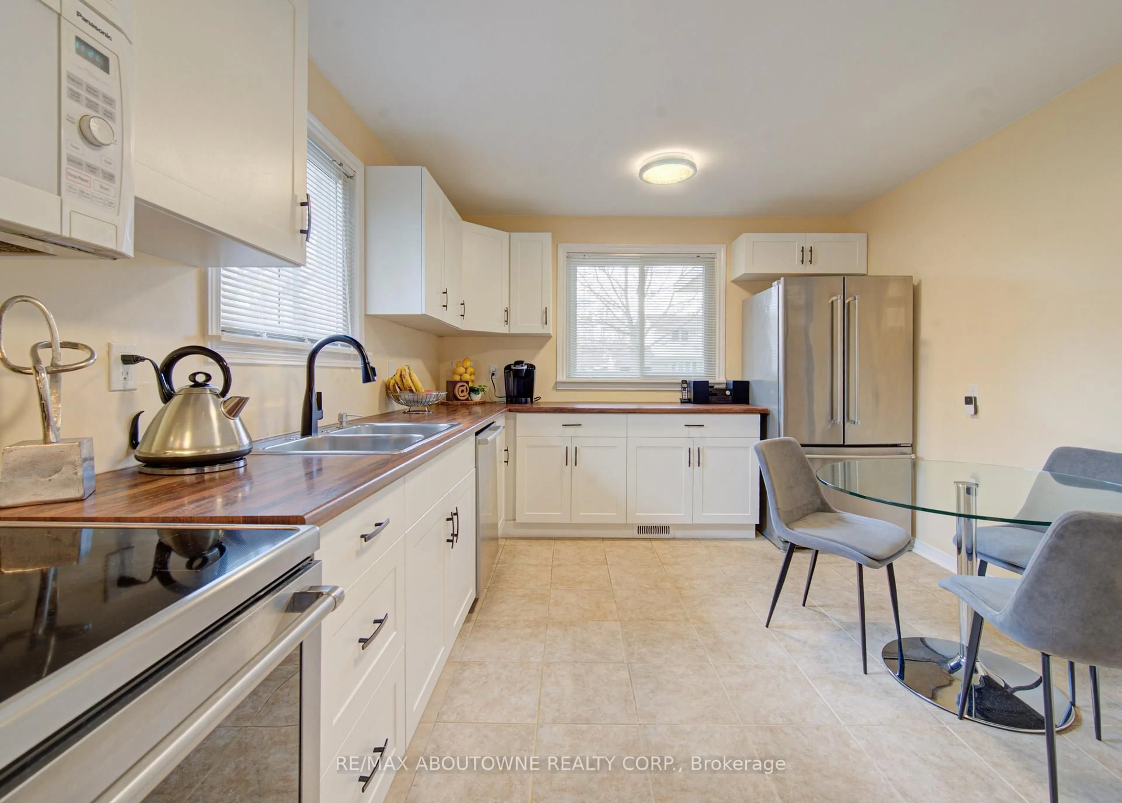 Open concept kitchen, ceramic/tile floor for 1229 Owen Crt, Oakville Ontario L6H 1V2